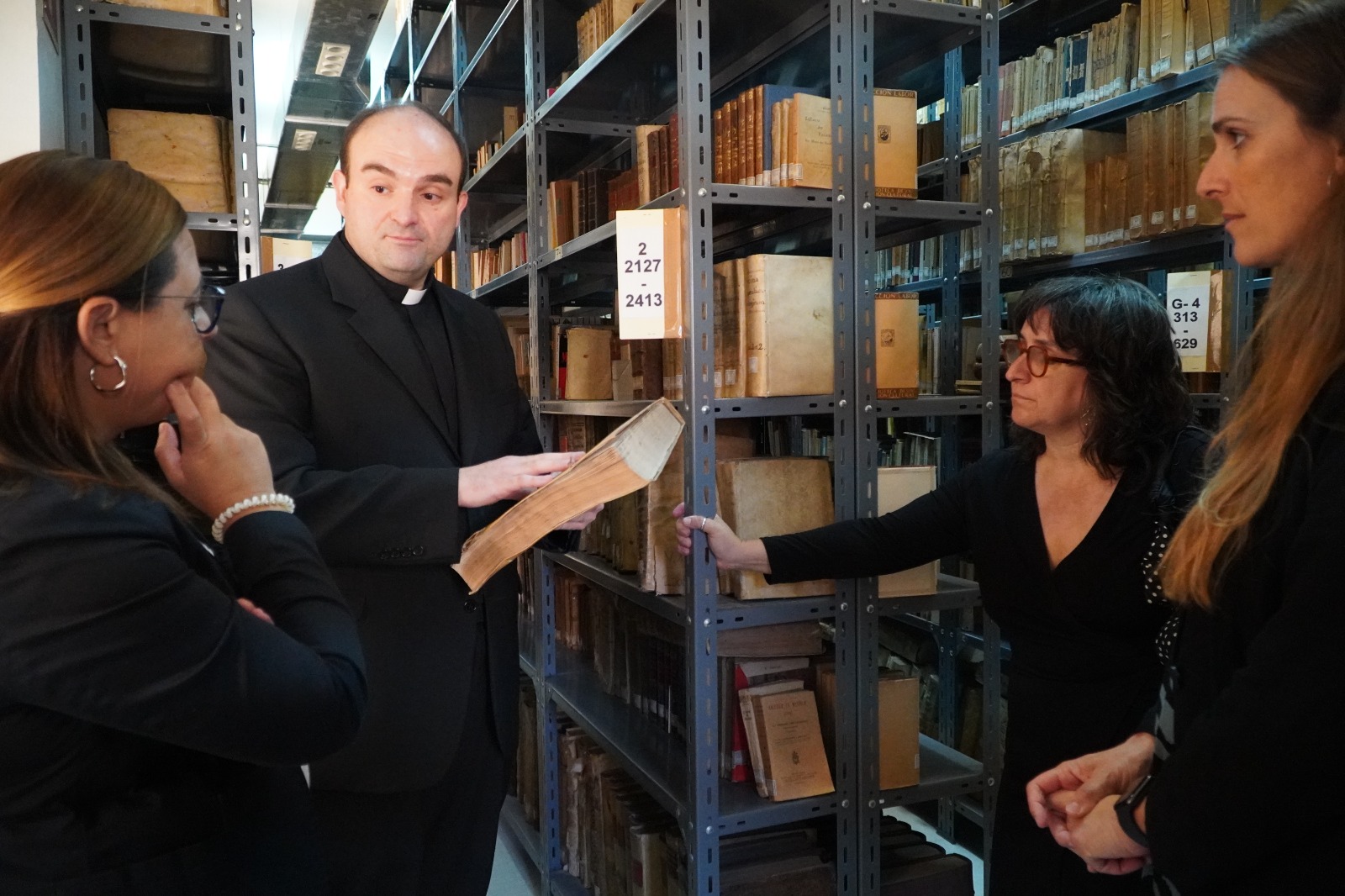 La digitalització de la Biblioteca Diocesana comença per les obres més consultades i per les més antigues