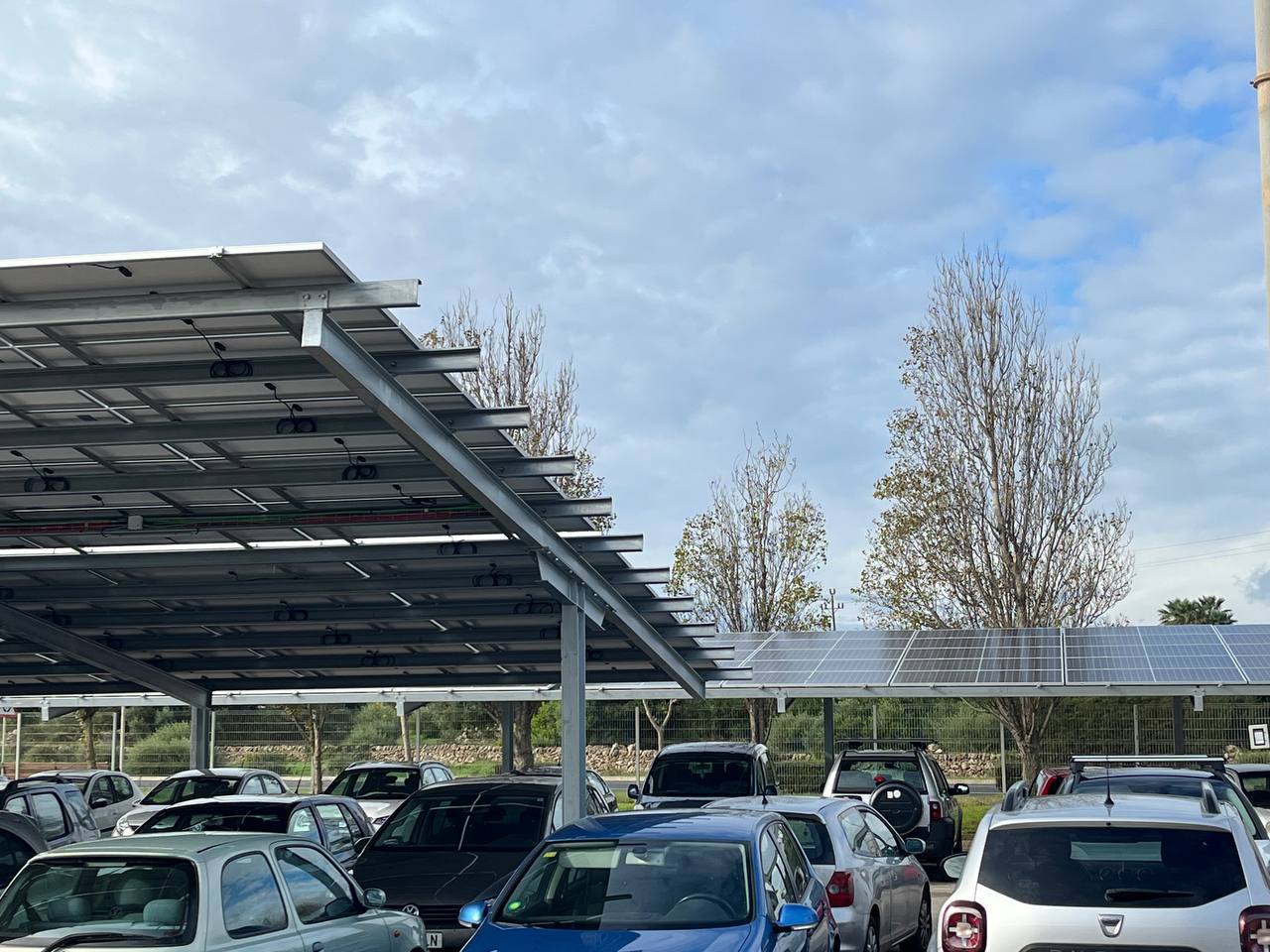 El Govern habilita 15 milions d'euros per subvencionar instal·lacions fotovoltaiques sobre aparcaments