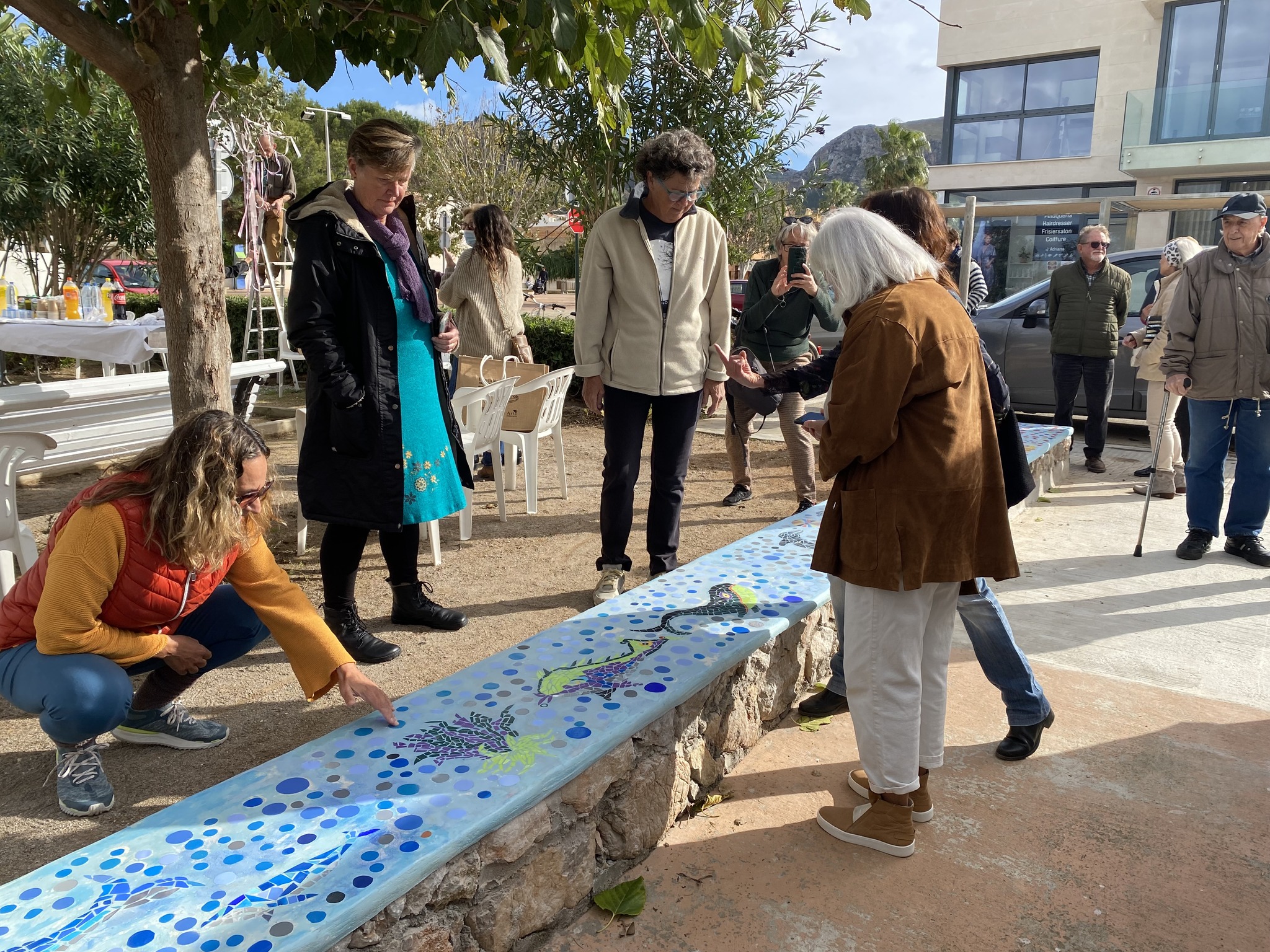 La Colònia de Sant Pere estrena un espai urbà ornamentat amb plàstic reciclat