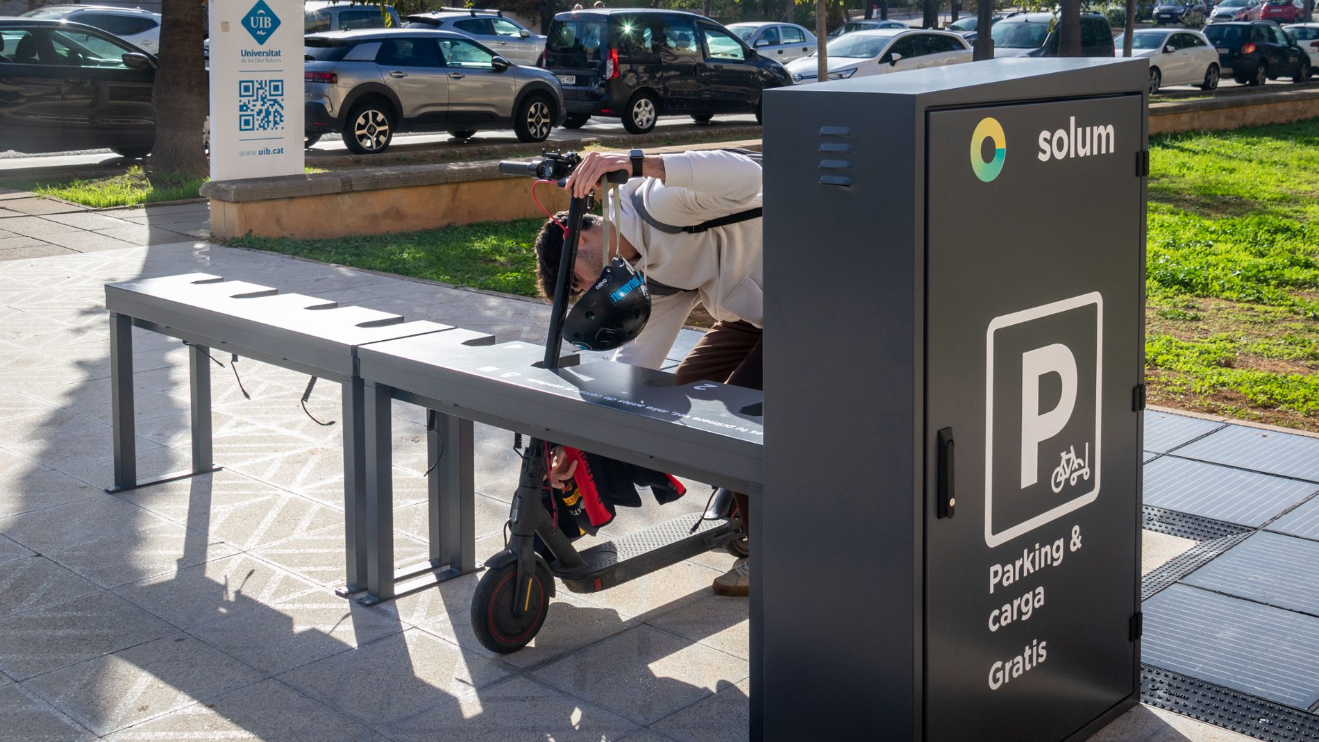 La UIB crea el primer aparcament solar per a la recàrrega de patinets elèctrics