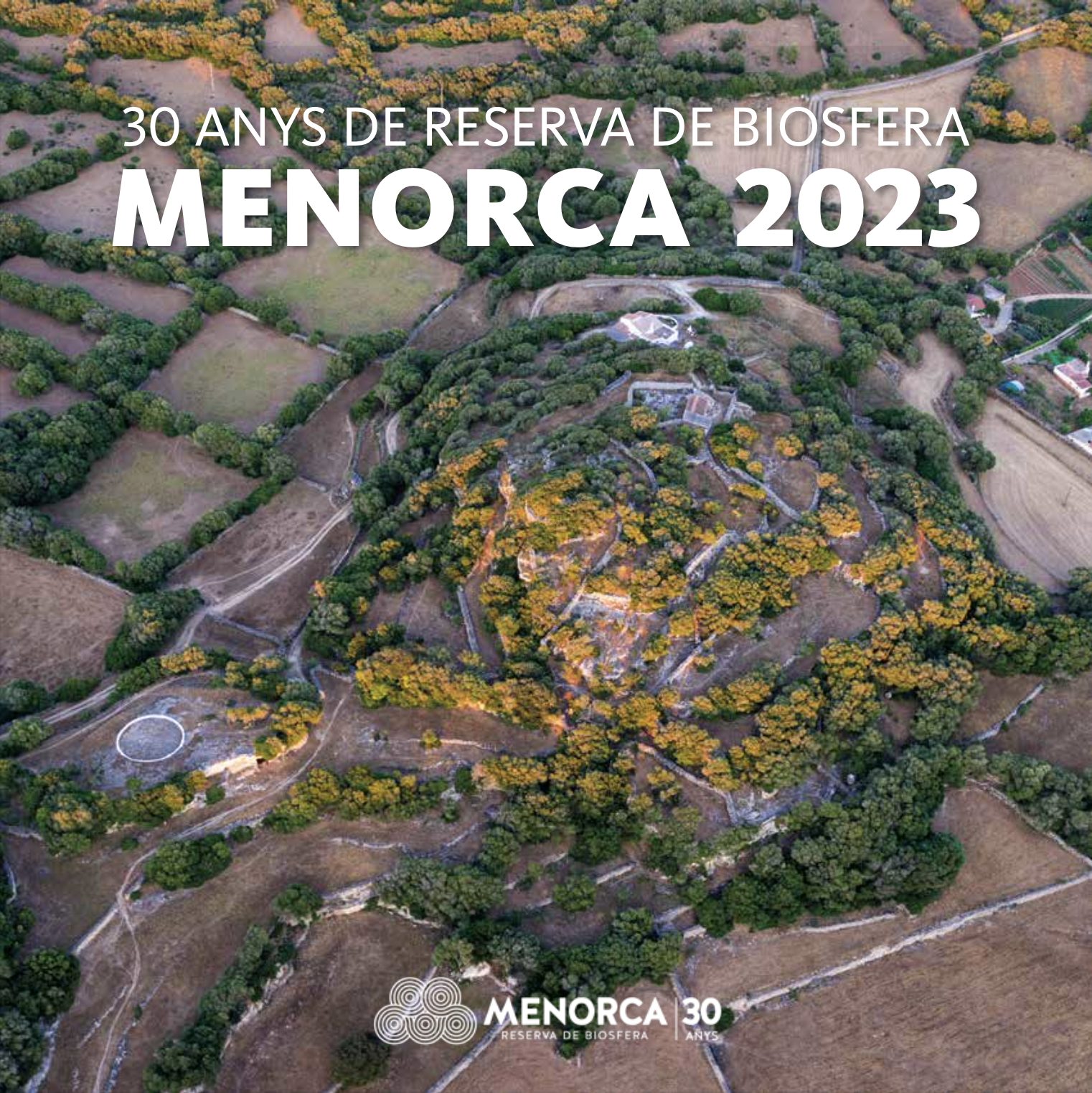 Un any més, el Consell Insular posa a disposició de la ciutadania el nou calendari de paret per a l'any que ve. Per a aquest any 2023, retrà homenatge al 30è aniversari de la declaració de Menorca com a reserva de biosfera per la UNESCO. L'Agència Menorca Reserva de Biosfera ha estat l'encarregada de confeccionar el calendari i ho ha fet il·lustrant els 12 projectes de sostenibilitat més destacats que impulsa actualment l'òrgan gestor de la reserva. Així s'explica a la primera pàgina del calendari: "La UNESCO va declarar l'illa reserva de biosfera el 1993 en reconeixement als valors naturals, històrics i culturals, així com pel compromís dels seus habitants amb la sostenibilitat, compatibilitzant el desenvolupament econòmic i social amb la preservació del patrimoni. Aquest any ja es compleixen trenta anys d'aquesta declaració, i des de llavors es promouen polítiques encaminades a aconseguir l'equilibri entre desenvolupament social, econòmic i mediambiental". L'impuls de projectes d'educació ambiental, la protecció del cel nocturn, l'estratègia de biodiversitat, el Contracte Agrari de la Reserva de Biosfera, la gestió de platges i la geodiversitat, l'Estratègia Alimentària, la marca Menorca Reserva de Biosfera o l'Estratègia Menorca 2030 són alguns dels projectes reflectits en aquest calendari, que juntament amb cadascuna de les imatges escollides compta amb un breu text explicatiu del treball que es realitza en la matèria. La portada, una fotografia d'un lloc menorquí en vista aèria realitzada per Juanjo Pons, cerca il·lustrar també un altre dels camps d'acció de la reserva de biosfera, com és la conservació i posada en valor del patrimoni paisatgístic de l'illa. Les fotografies de l'interior han estat realitzades per David Arquimbau, Beatriz Burgos, David Cardona Coll, Daijiro, Guillermo Gallego Sánchez, Joan Mercadal, Sílvia Mus, Juanjo Pons, Fèlix de Pablo i Carlos Silvestre Tejero. Aquest calendari 2023 del Consell Insular és la primera de tot un seguit d'activitats d'homenatge que s'organitzaran al llarg de l'any amb motiu del 30è aniversari de Menorca Reserva de Biosfera. El Consell Insular ja ha posat a disposició els calendaris de forma gratuïta a les dues seus insulars a Maó i Ciutadella, així com als ajuntaments de cada municipi de l'illa.