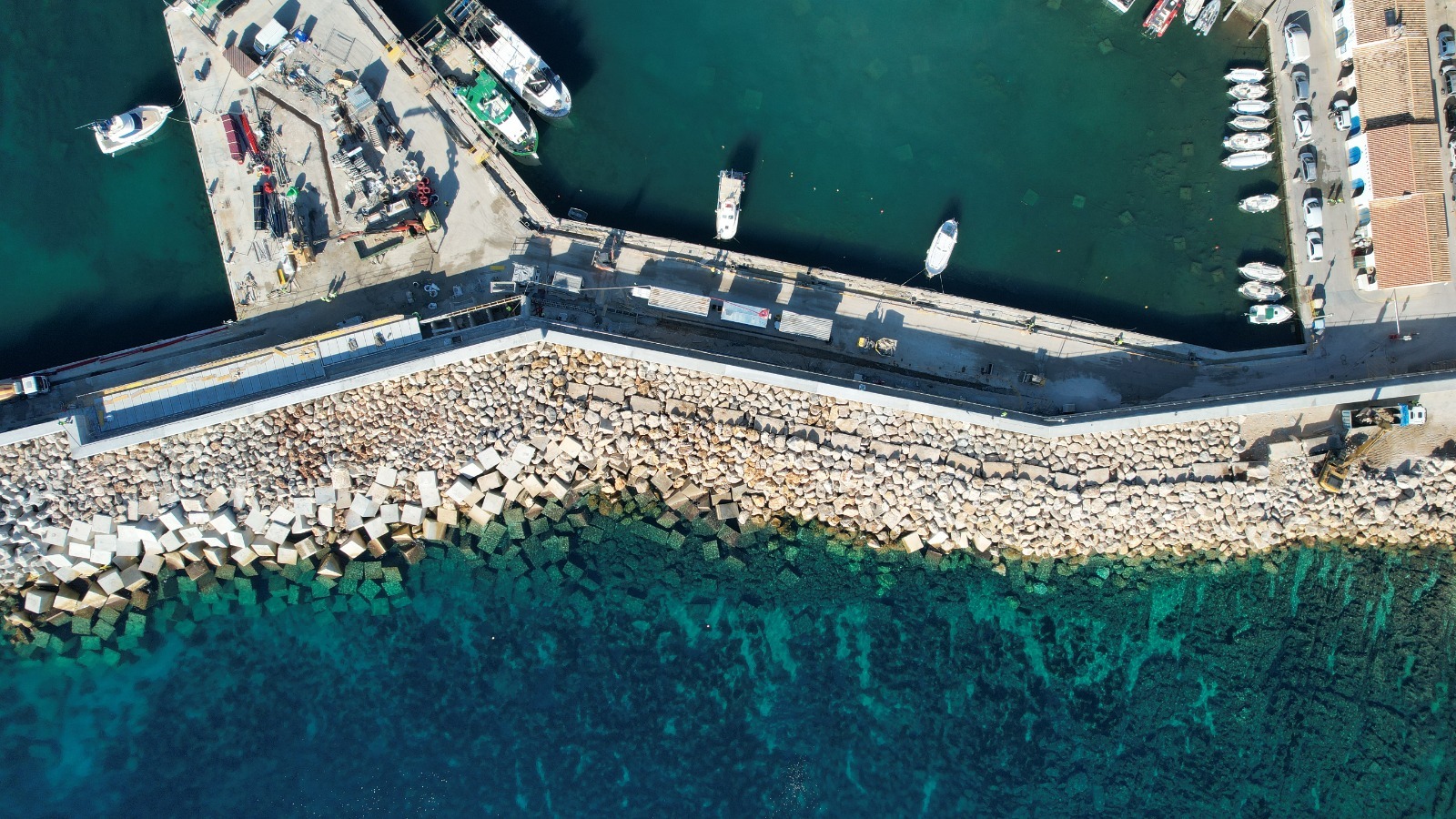 El dic del port de Cala Rajada, completat en un 90%