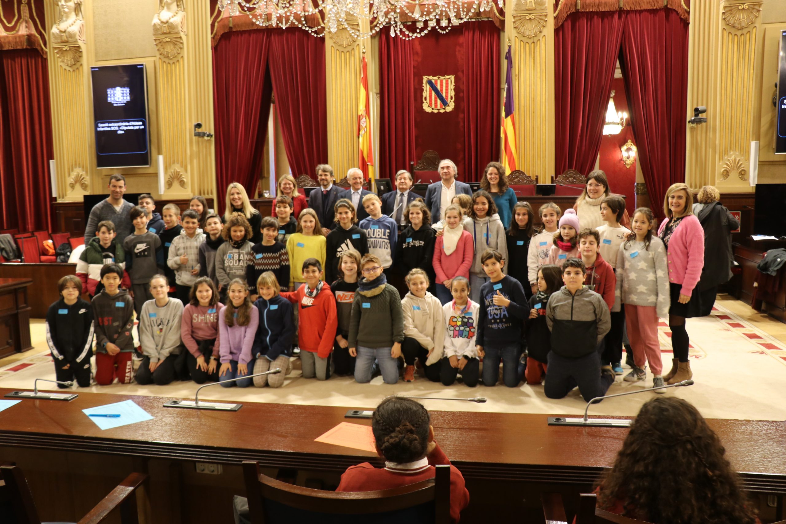 Els alumnes voten en el Parlament Balear lluitar contra el canvi climàtic i fomentar l'educació universal i gratuïta
