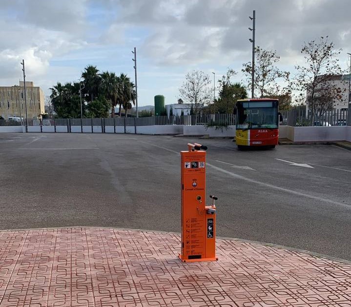 Eivissa instal·la tres punts per poder reparar bicicletes avariades