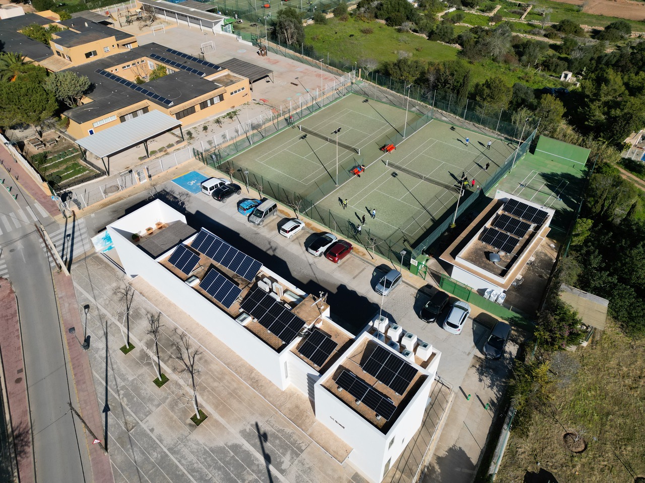 El Consell de Formentera, a través de l'àrea de Medi Ambient, està portant a terme l’ampliació de la cobertura d’instal·lacions fotovoltaiques en diferents edificis públics, com ara el CEIP Sant Ferran de ses Roques, el Centre de Dia, l’edifici social Es Molí i les pistes de tenis i el Centre d’Esports Nàutics de la Savina. Respecte al CEIP Sant Ferran de ses Roques, l’obra ja està executada i s’ha fet una instal·lació a la coberta del col·legi que permetrà generar 33,79 kwp d’energia neta i que se suma a la ja existent d’una potència de 30,24 kwp. Al Centre de Dia està a punt d’aprovar-se l’ampliació de la instal·lació actual, que passarà dels 25 kwp actuals a 125 kwp per donar una cobertura d’energia sostenible a l’edifici. En aquest projecte també hi ha previsió d’instal·lar algun punt de recàrrega de vehicles elèctrics al voltant dels edificis. Pel que fa a l’edifici social Es Molí i les pistes de tenis, l’obra s’acaba d’executar i compta amb una potència de 16,79 kwp. També s’està executant la instal·lació del CENF, que generarà 13,08 kwp. El conseller de Medi Ambient, Antoni Tur, ha assenyalat que des del Consell “es continua amb el desenvolupament dels objectius marcats al Pacte de Batles per al Clima i l’Energia, pel qual es compromet a aconseguir els objectius comunitaris de reducció de les emissions de gasos d’efecte hivernacle mitjançant actuacions relacionades amb l’eficiència energètica i les fonts d’energies renovables”. En aquest sentit, es calcula que les noves instal·lacions, al seu ple rendiment, evitaran una emissió a l’atmosfera de prop de vuitanta tones de CO2. Pròxims projectes Els pròxims projectes en els quals està treballant el departament de Medi Ambient són la pèrgola fotovoltaica que cobrirà una part de l’aparcament del Poliesportiu Antoni Blanc, amb una potència aproximada de 99 kwp, i comptarà amb cinc punts de recàrrega, amb 22 kwp de potència per punt. També s’està ultimant el projecte de cobrir la seu principal del Consell, a la plaça de la Constitució, amb una instal·lació que produirà 17 kwp d’energia neta. Antoni Tur ha destacat que aquestes actuacions, a més de millorar l’eficiència energètica, “també ens han d’ajudar a sensibilitzar els usuaris que fan ús de les instal·lacions i la ciutadania en general del que s’està fent". Cal recordar que en l’actualitat el Consell promou la creació de dos comunitats energètiques a l’àrea territorial de Sant Francesc, a través de la iniciativa de VPP4 Islands, un projecte que fomenta l’ús d’energies renovables a Europa, que incorpora la innovació tecnològica i al qual pertany Formentera des de l’any 2020. En aquest sentit, l’àrea de Medi Ambient està enllestint el Pla d'Acció per al Clima i l'Energia Sostenible (PACES), un document transversal que proposa diferents línies d’actuació i que ha de marcar l’horitzó de la política energètica a l’illa.