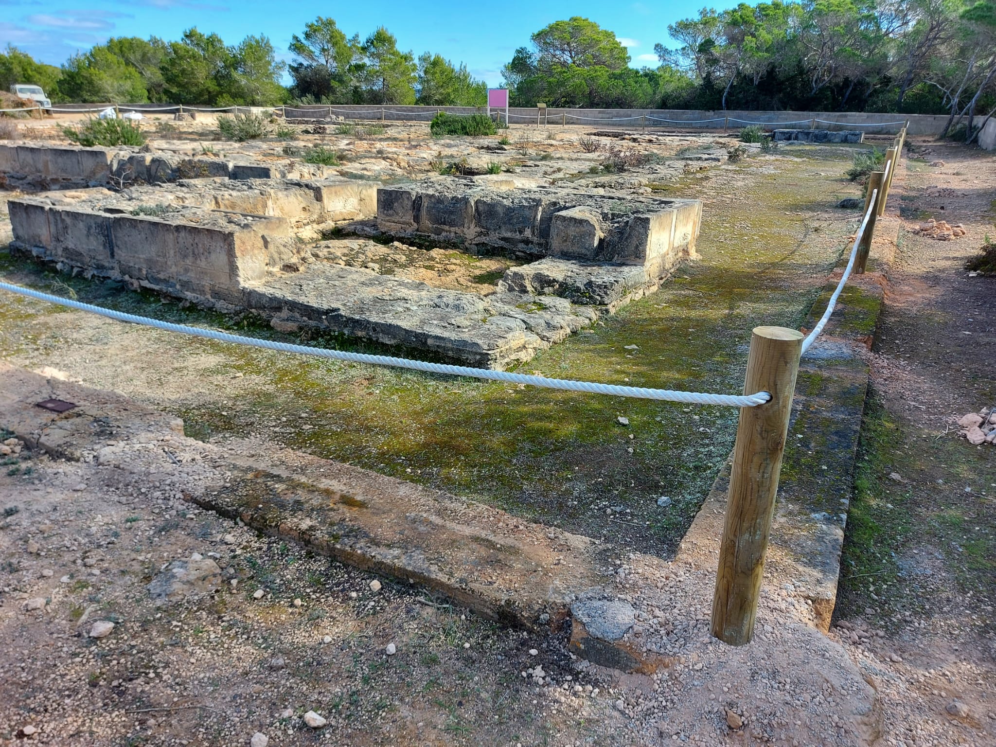 Formentera retira l'antiga reixa del castellum romà de Can Blai per fer-lo més accessible a les visites