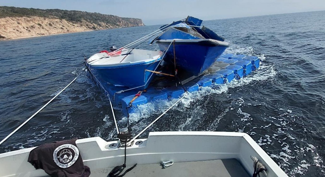 El Consell de Formentera s'encarrega de retirar embarcacions varades a la costa