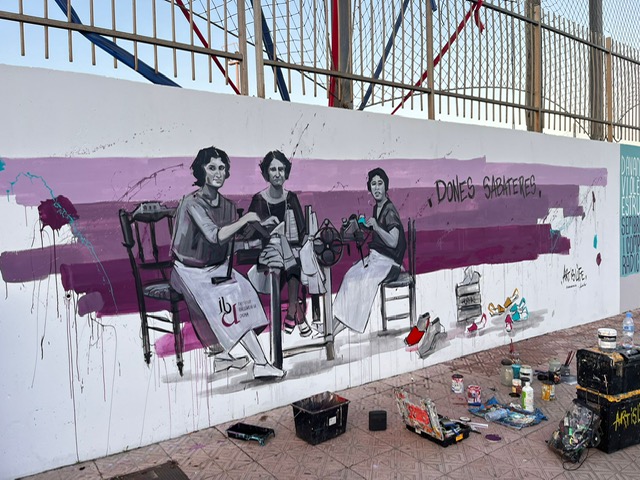 Maó inaugura un mural dedicat a les dones sabateres de Menorca