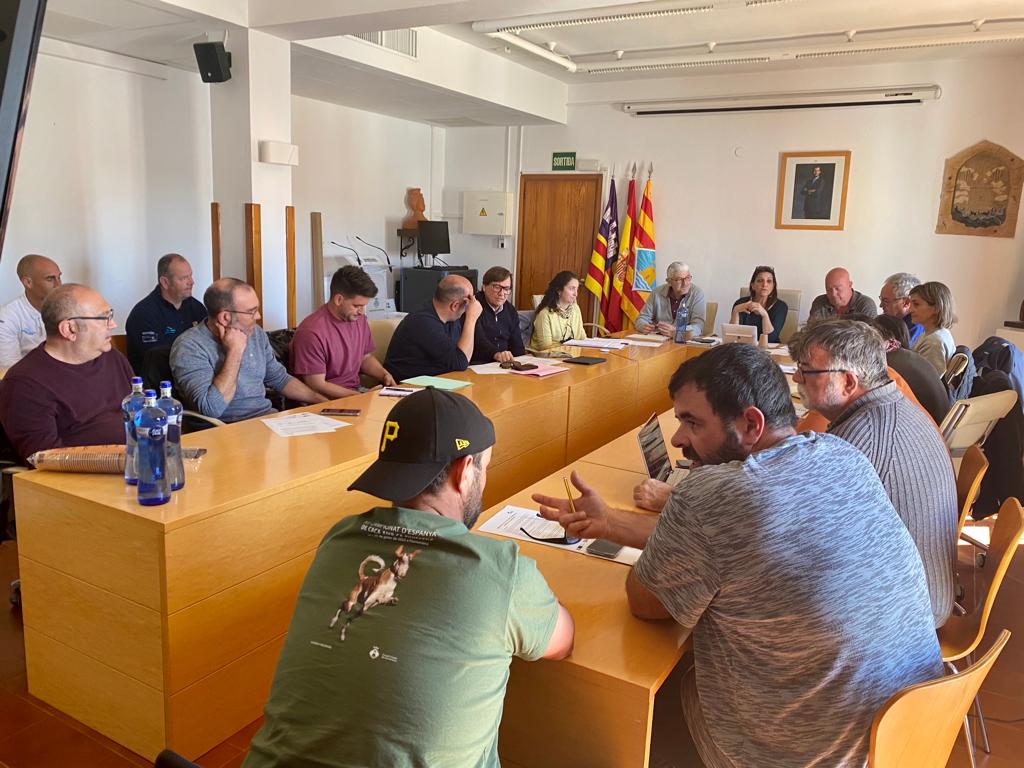 Eivissa i Formentera pacten amb els pescadors la millora de la vigilància de les aigües interiors
