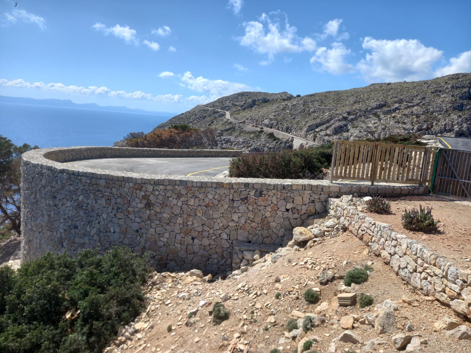 Obri la carretera del far de Formentor després d'arreglar un marge