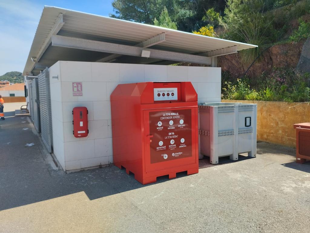 Les deixalleries de Menorca, equipades amb un contenidor vermell per a la roba