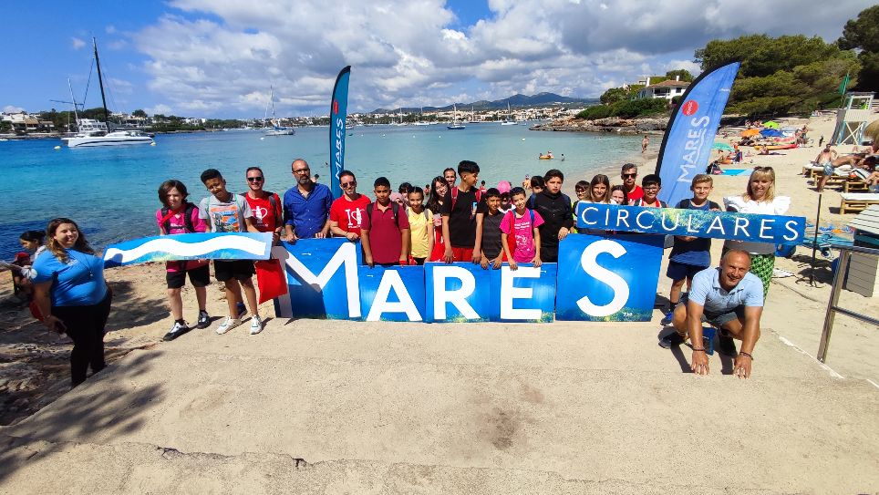 Uns 50 alumnes participen a una jornada de neteja a la platja de s'Arenal de Portocolom