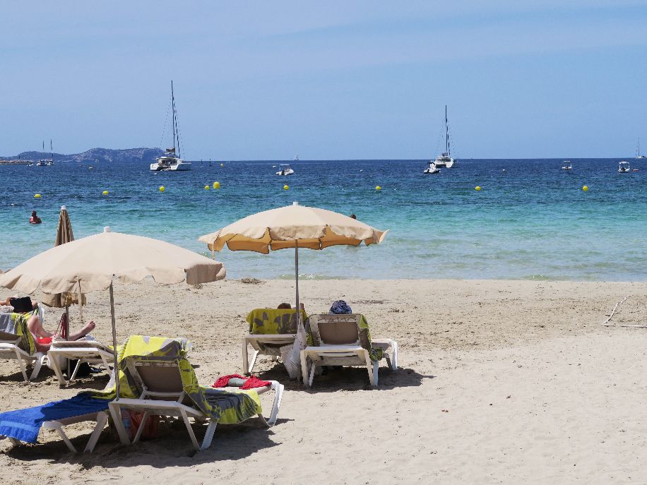 Sant Antoni redueix un 32% el número d’hamaques a les seves platges