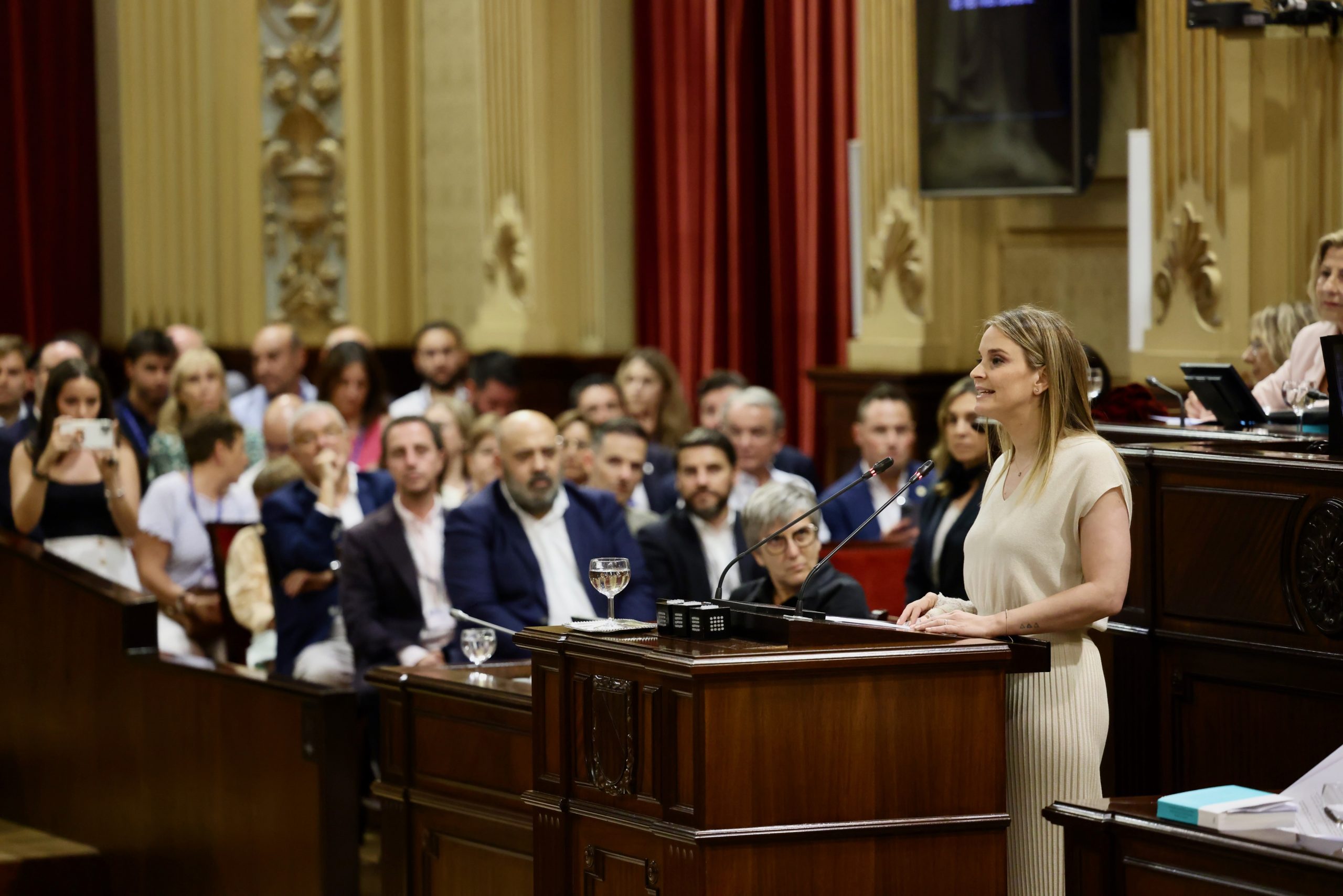 Marga Prohens es converteix en presidenta del Govern Balear gràcies a l'abstenció dels diputats de Vox