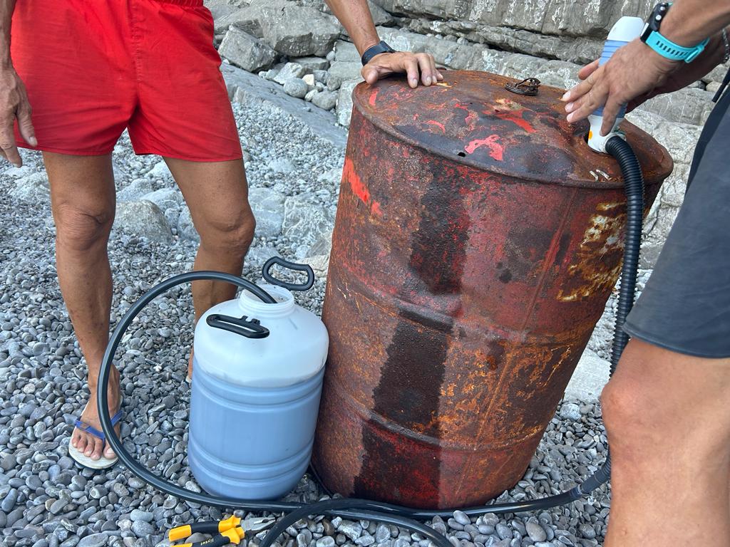 Sant Antoni retira un bidó amb 200 litres d'oli que havia arribat a Ses Balandres