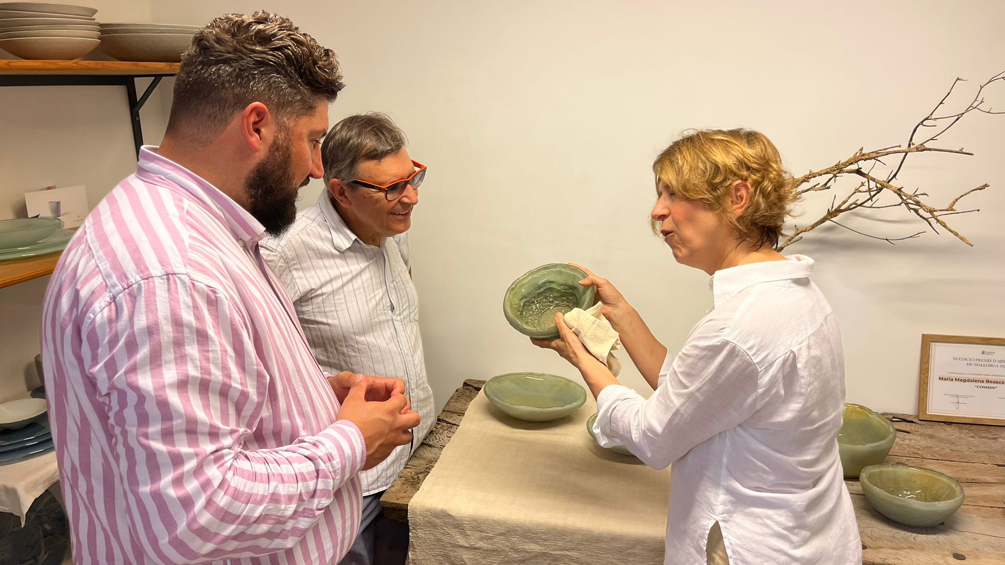 El director del Museu Nacional de Ceràmica visita els tallers de siurells de Marratxí