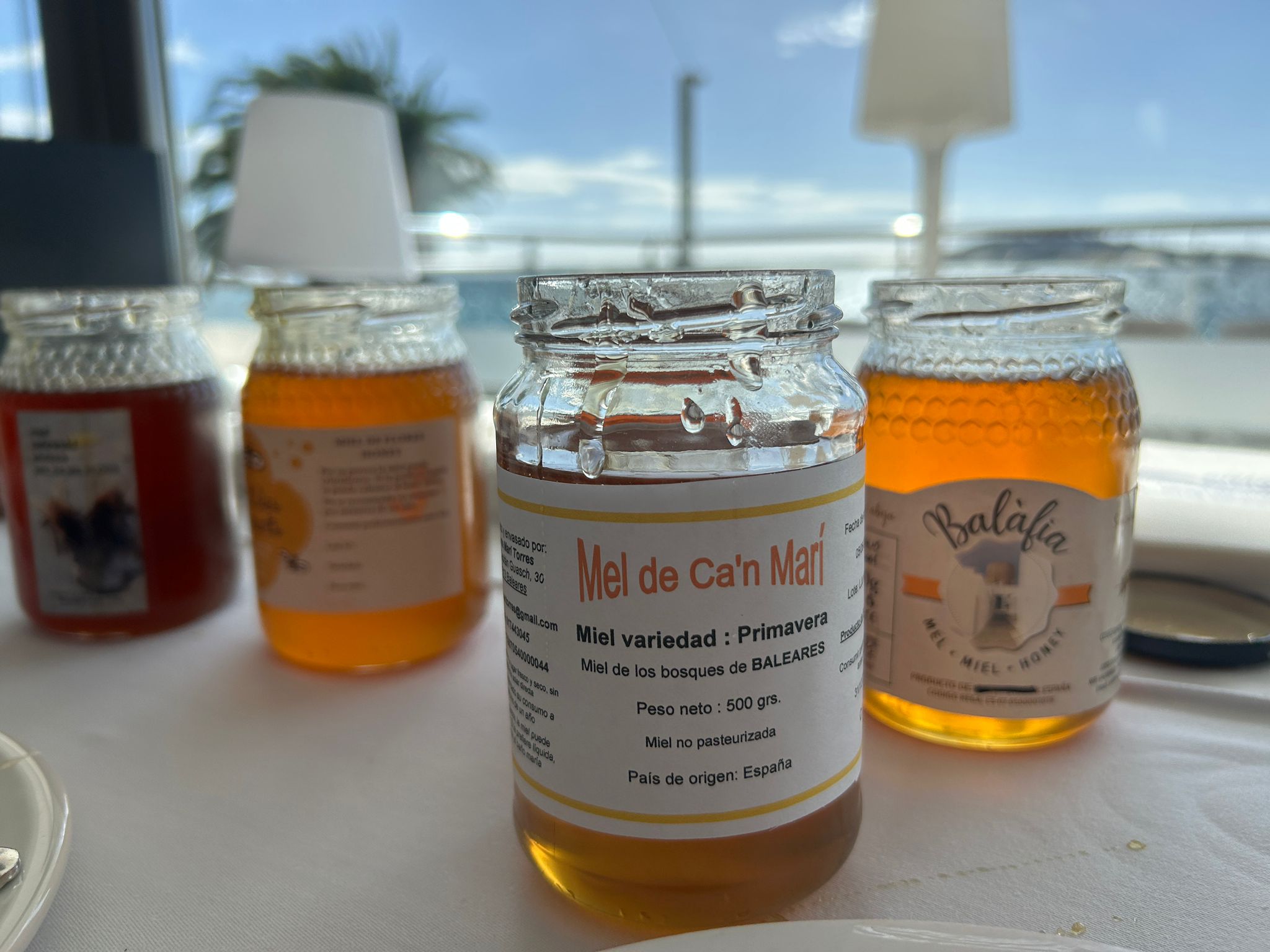 El caràcter específic de la ‘mel d’Eivissa/miel de Ibiza’ està vinculat a una singularitat floral característica de la zona geogràfica de l’illa, que està present en l’aspecte pol·línic de tota la gamma de mel produïda a la zona geogràfica. La diversitat de flora de l’illa determina conjunts florals marcats per la presència natural de trèvol groc, trèvol pudent, altres lleguminoses, llengua de bou a la mel de primavera, i de bruc i garrover a la de tardor. La mel d’Eivissa és també fruit de la tècnica i la destresa dels apicultors que han sabut conèixer les particularitats d’aquest territori per produir mels molt característiques i diferenciades en funció dels emplaçaments elegits i les zones de recol·lecció de nèctar i de libació previstes, aprofitant la gran variabilitat de floracions de l’illa.