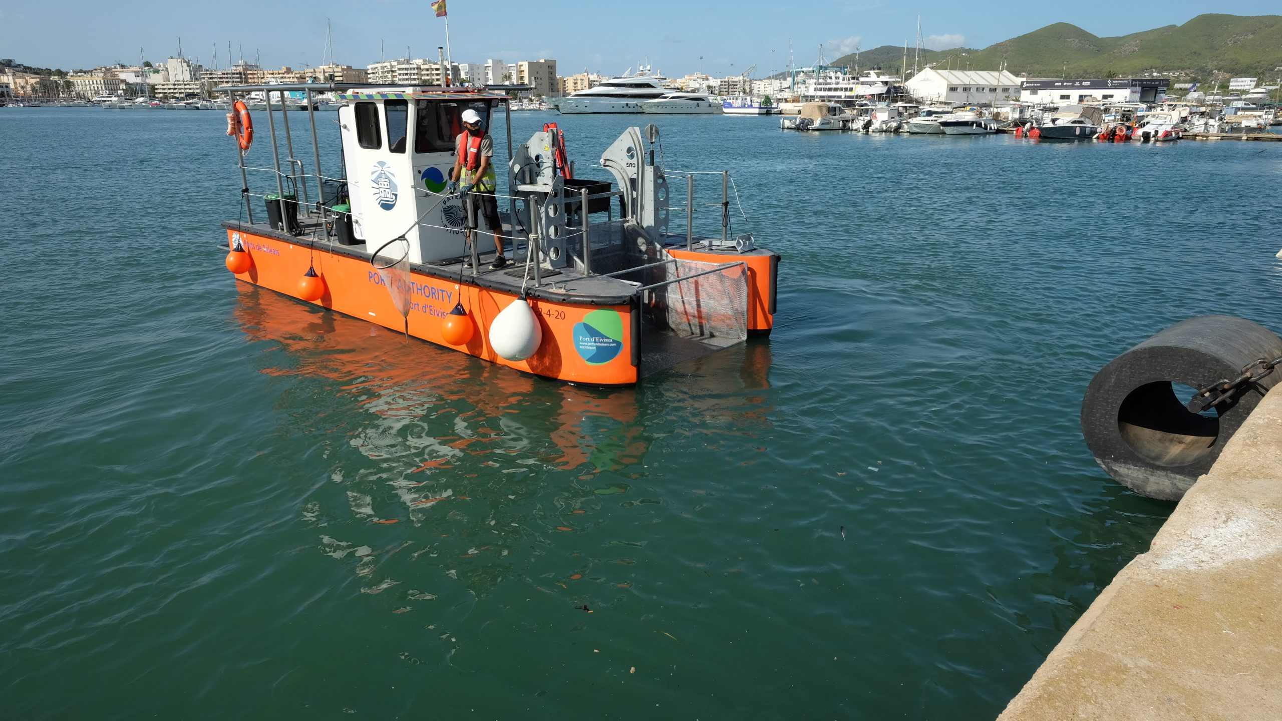 Retirades més de 8,5 tones de residus de les aigües del port d'Eivissa en els darrers 3 anys