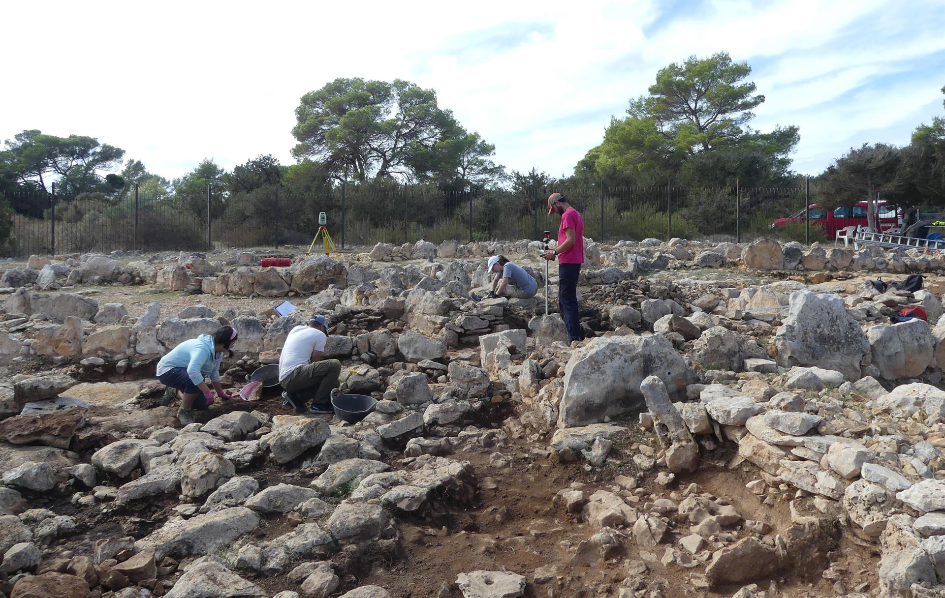 El Consell Superior d’Investigacions Científiques (CSIC) està duent a terme un estudi sobre les eines macrolítiques de tres jaciments prehistòrics de l’illa de Formentera, que pertanyen al període de l’Edat del Bronze. L’estudi s’emmarca en el projecte ArqueoBarbaria, finançat pel Consell de Formentera i l’Agència Estatal d’Investigació, i forma part de la línia de recerca ‘Prehistòria recent del Mediterrani Occidental’, desenvolupada a les Balears, Còrsega i Sardenya pel investigador Pau Sureda, de l’Institut de Ciències del Patrimoni del CSIC. Segons ha informat el CSIC en un comunicat, l’estudi ha permès aprofundir en qüestions relacionades amb el procés de producció, la tecnologia i l’ús de les eines macrolítiques dels jaciments de Ca na Costa, Cap de Barbaria II i Sa Cala, combinant mètodes d’estudi funcional i microanàlisi. Les eines macrolítiques són objectes de pedra de grans dimensions, com ara molins, polidores, percutors o maces, que s’utilitzaven per a diferents activitats, com ara la mòlta de cereals, la poliment d’objectes o la mineria. El investigador Pau Sureda ha assenyalat que “Formentera va ser una de les últimes illes del Mediterrani en ser colonitzada per l’home a finals del tercer mil·lenni a.C.”. A més, ha recordat que “típica d’un entorn semiàrid, l’Illa és petita i pobra en recursos i biodiversitat”. Sureda ha explicat que aquest estudi ha mostrat tecnologies similars, seguint patrons tipològics i funcionals semblants als de la resta de Balears. Aquesta tecnologia comuna es reflecteix en la forma en què es van adquirir les matèries primeres, així com en la fabricació, les estratègies de manteniment i l’ús de les eines macrolítiques. També ha assenyalat que les anàlisis integrades de fitòlits i midó dels kits d’eines de mòlta mostren evidències de l’explotació d’espècies de la família del mill durant l’Edat del Bronze, cereals que estan ben adaptats a sòls pobres en nutrients. “La producció i l’ús d’aquesta tecnologia pètria suggereixen com les primeres comunitats humanes de l’illa van aconseguir i van compartir coneixement social sobre el paisatge insular i les seves limitacions ambientals”, ha afegit. Per últim, Sureda ha indicat que aquesta investigació arqueològica integradora a Formentera “ha mostrat el desenvolupament d’un conjunt d’estratègies innovadores, diversificades i intensives d’explotació de recursos, subratllant l’alta adaptabilitat i resiliència de les societats prehistòriques, així com l’intercanvi de tecnologia dins de l’arxipèlag balear i la seva evolució independent de les tecnologies continentals”.