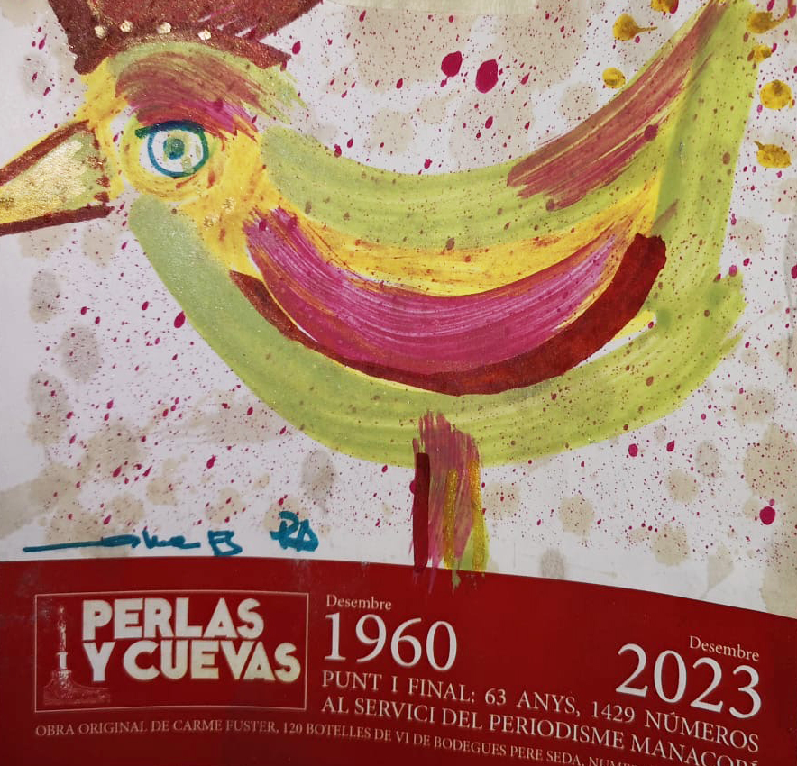 Després de 63 anys i 1.429 números la revista manacorina “Perlas y Cuevas” (1960-2023) ens diu adéu, s'acomiada del públic lector amb un acte que se celebrarà el divendres 15 en el Teatre de Manacor a partir de les 19h. La vetllada serà presentada per la professora Maria Magdalena Gelabert Miró i en ella hi intervindran l'escriptor i historiador Antoni Tugores, el president de l’Associació de Premsa Forana Rafel Puigserver, el director de la publicació Antoni Ferrer Vallespir i el batle Miquel Oliver, que tancarà l'acte. També intervindran representants del Consell Insular i del Govern Balear. La part musical estarà a càrrec de Tomeu Matamalas i Pep Alba. Al final de l’acte es repartirà als assistents una bossa que inclourà una botella de vi criança de Bodegues Pere Seda amb etiquetes dissenyades, úniques i originals, signades i numerades de l'artista manacorina Carme Fuster. Un exemplar en format facsímil del primer número del primer setmanari que va tenir Manacor: “El Manacorense” que va sortir el 3 d'agost de 1889. Un sobre amb tres làmines amb tres fotografies del fotògraf resident a Manacor Xavier Sansó i quatre llibres de Es Cau edicions: “Costumari metafòric II” de Josep M. Salom, “Pantallazos de vida” de Juan Riera Dalmau i Antoni Ferrer Vallespir, “Jaime de Juan i Pons: breves pinceladas de una vida apasionante” d'Antoni Ferrer Vallespir i la segona edició de “Saluet”, un relat curt de Rafel Ferrer Massanet que va veure la llum per primera vegada en 1978 i que s'ha editat en format facsímil. Una setmana després, és a dir, el divendres 22 de desembre sortirà l'últim número de “Perlas y Cuevas” amb més de mig centenar de col·laboracions i un ampli reportatge de l'acte del 15 de desembre. Serà el seu últim número abans de baixar definitivament la barrera. “Perlas y Cuevas” deixarà de publicar-se per a entrar a formar part de la història del periodisme manacorí, del periodisme de proximitat. L’artista manacorina Carme Fuster ha dissenyat les etiquetes del vi de Bodegues Pere Seda que es distribuirà al final de l'acte entre els assistents. Són etiquetes úniques i originals, numerades i signades i estan elaborades utilitzant aquarel·les, acrílics i tintes. La temàtica de les etiquetes són, majoritàriament, animals, natures mortes, raïms i peixos. El vi és un negre criança de 2019, vermell picota amb notes de fruita madura i delicats aromes especials. Molt expressiu, complex i harmònic. D'ampli maridatge amb el menjar tradicional mallorquí i ideal per a degustar amb formatges semicurats i carns en general. Amb la publicació de les memòries de l'hoteler de s'Illot “Jaime de Juan i Pons: breus pinzellades d'una vida apassionant” que va veure la llum fa alguns mesos, va començar a caminar una nova editorial manacorina, Es Cau edicions, que aquest desembre llançarà tres nous llibres: “Costumari metafòric II” de Josep M. Salom, “Pantallazos de vida” de Juan Riera Dalmau i Antoni Ferrer Vallespir i la reedició de “Saluet” de Rafel Ferrer Massanet, que data de 1978. Aquesta editorial és hereva de la tradició de “Perlas y Cuevas”. “Costumari metafòric II” de Josep Maria Salom recopila els 101 articles publicats a “Perlas y Cuevas” entre 2002 i 2006 en la secció del mateix títol. És el segon llibre, ja que el primer recollia els primers 69 articles que es van publicar a “Perlas y Cuevas” entre 1992 i 1995 i que va veure la llum en 2006. Els dos “Costumaris”, el que va aparèixer en 2006 i el que ara apareixerà, són el número 8 i 9 de la col·lecció Capgirons. El pròleg d'aquesta edició és del professor Gabriel Barceló Bover. Pantallazos de vida és una recopilació d'articles breus que es van publicar en la revista Perlas y Cuevas entre 2005 i 2023 en la secció Ses Places. Són els seus autors Juan Riera Dalmau (S'Antigor) i Antoni Ferrer Vallespir (Sa Plaça). Saluet, una petita història d'un home vell és un relat curt que va escriure Rafel Ferrer Massanet i que es va publicar en 1978. És una de les obres menys conegudes de l'historiador, escriptor i periodista manacorí mort a l'agost de 2006. Ara, Es Cau edicions, ho ha tornat a reeditar en format facsímil amb la finalitat de donar-li una nova vida i donar-ho a conèixer a les noves generacions. Aquests quatre llibres es distribuiran en l'acte de comiat de la revista Perlas y Cuevas que se celebrarà el divendres 15 de desembre en el Teatre de Manacor a partir de les 19 h i que serà presentat per Maria Magdalena Gelabert Miró. Pròxims llibres per al 2024 Es Cau edicions té previst editar al llarg del 2024, Manacor de la pedra a la paraula de Rafel Ferrer Massanet i Andreu Llodrà en format facsímil, Una droga llama Helen, (otra) película rodada en Mallorca d'Antoni Ferrer Vallespir i a la fi d'any Rafel Ferrer Massanet i els seus amics llibre col·lectiu amb gairebé mig centenar de signatures. ... I a partir del 2025 A partir de 2025 veuran la llum el II i III tom dels Quaderns de Perlas y Cuevas, el segon tom de Fechas para Manacor d'Antoni Ferrer Vallespir i les reedicions, en format facsímil, de les obres de Rafel Ferrer Massanet Síndrome de capricorni, La tia Antònia i la mar gran, Plagueta de pèrdues, etc.