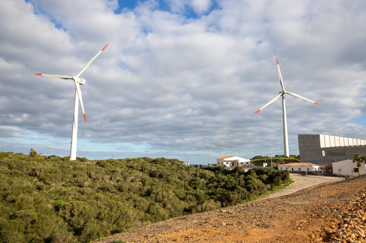 Menorca adjudica el projecte d'energia eòlica i solar de Milà