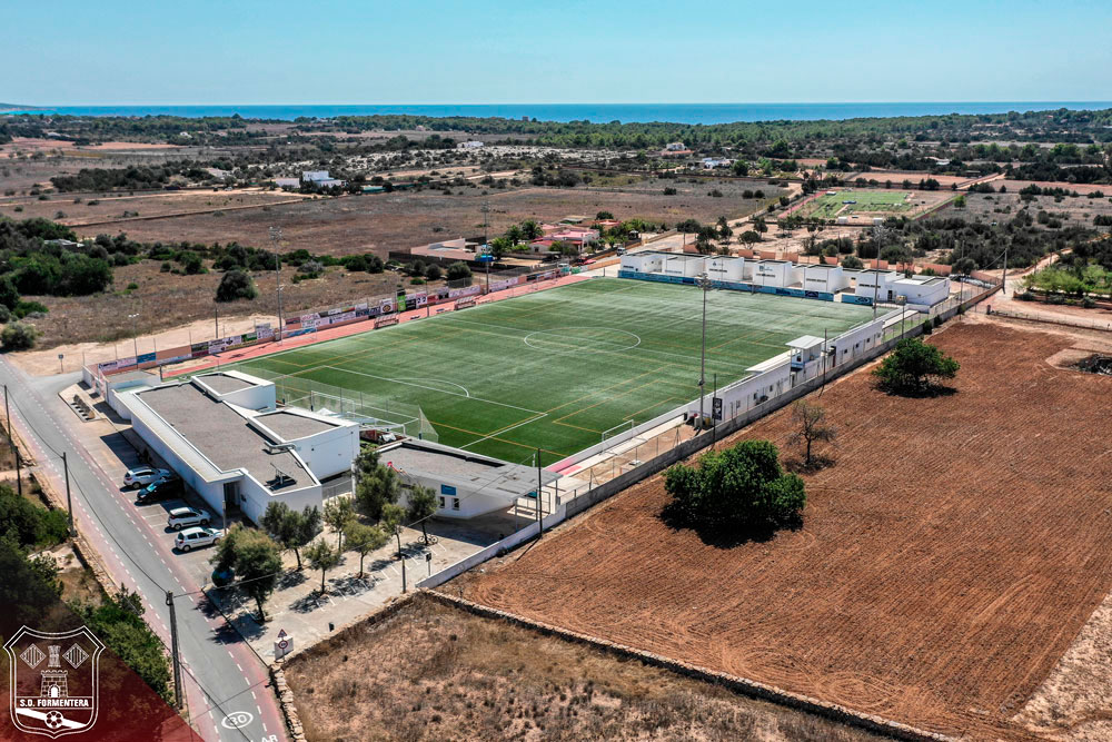 Formentera cobrirà les grades del camp de futbol i hi instal·larà panells fotovoltaics