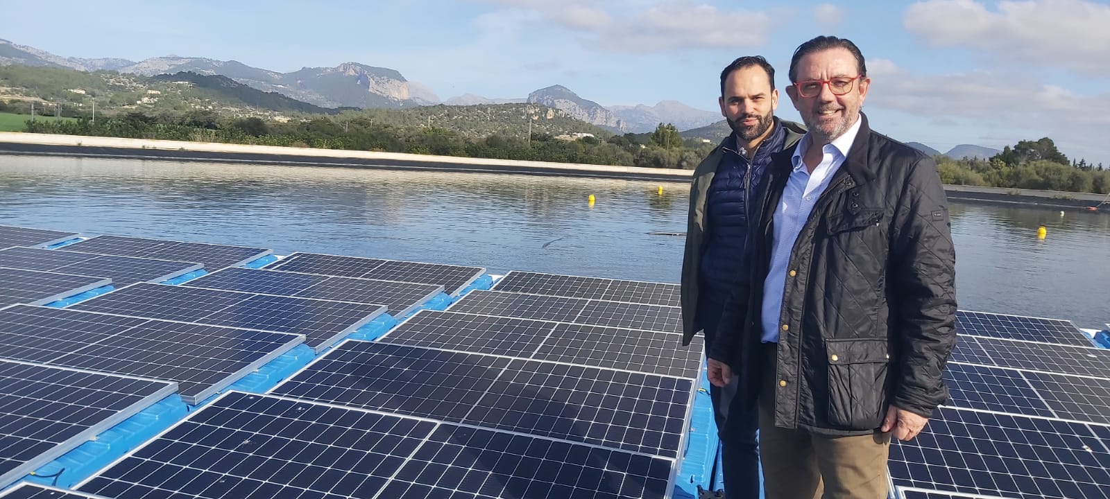 En marxa la primera instal·lació fotovoltaica que sura sobre una bassa de reg de Consell