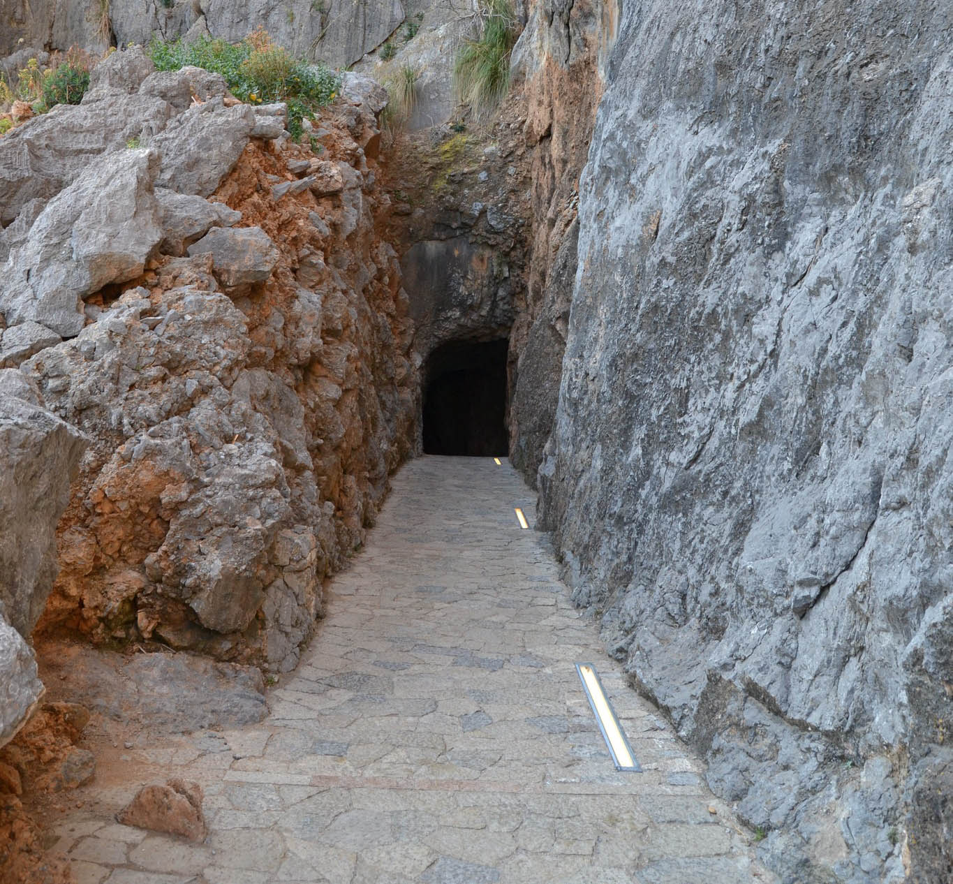 Escorca renova l'enllumenat a l'interior del túnel que connecta amb el torrent de Pareis