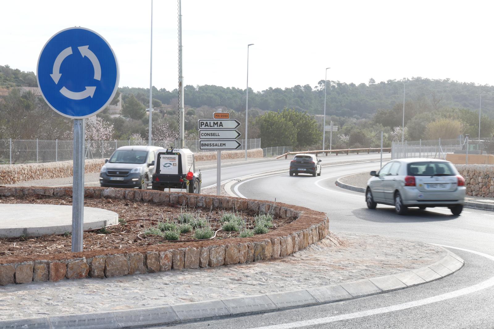 Una nova rotonda d'entrada a Alaró des del camí vell d'Orient