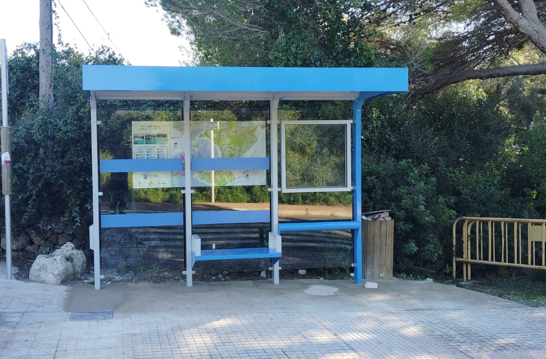 El departament de Mobilitat del Consell Insular de Menorca continua amb la missió de millorar les connexions del transport públic, augmentar el nombre de freqüències amb l’avanç de la temporada turística, i renovar les estructures de les parades de bus. Actualment, ja s’han començat a instal·lar les noves marquesines a les parades d’autobusos de la xarxa interurbana de Menorca, amb una inversió d'aproximadament 911.000 euros. En total se n’implantaran 76 per tota l’illa, de les quals s’ha donat prioritat a 10, ja que estan situades a ubicacions on s'allotgen turistes de l’IMSERSO. Així mateix, també es dona prioritat a altres 25 a parades d’autobusos que no disposaven de marquesines i estaven a la intempèrie. Llocs com Cala Galdana, Cala en Bosc, Sant Tomàs, Binibeca, s’Algar, Addaia, Cala Blanca, Arenal d’en Castell i diverses localitats més són algunes de les 76 parades que veuran com els seus equipaments són canviats i millorats per les persones que hagin d’emprar el transport públic. “Aquest projecte, finançat pels fons Next Generation EU, suposa una inversió important en la millora de la xarxa d'autobús de Menorca. Les noves marquesines seran més modernes i oferiran protecció contra la intempèrie als usuaris”, explica el conseller de Mobilitat, Juan Manuel Delgado. “Amb aquesta actuació també volem seguir fomentant l'ús del transport públic com a alternativa sostenible al vehicle privat i, des del departament de Mobilitat, estem convençuts que suposarà un gran benefici per a tots els menorquins”.