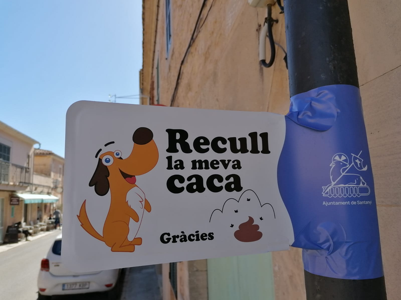 L'Ajuntament de Santanyí, a través de la Regidoria de Medi Ambient, ha iniciat una campanya destinada a fomentar la neteja dels carrers i la responsabilitat dels propietaris de cans en relació amb la recollida d'excrements dels seus animals. En un esforç per mantenir els carrers lliures d'excrements i residus canins, s'han col·locat cartells informatius als carrers de tots els nuclis de població del municipi de Santanyí, recordant als propietaris de cans la seva obligació de recollir els excrements dels seus animals. A més, s'han distribuït pots de plàstic per omplir-les d'aigua i vinagre, amb la finalitat de diluir la brutor quan un animal orina a les voreres o contra un edifici. També s'han repartit porta bosses per facilitar la recollida d'excrements. La batlessa de Santanyí, Maria Pons, ha expressat el seu agraïment a la ciutadania per la seva col·laboració i la positiva acollida que ha tingut la campanya durant les primeres setmanes. "És essencial que tots contribuïm a mantenir els nostres carrers nets i ordenats, i la participació activa dels ciutadans és fonamental en aquest sentit", ha declarat la batlessa. La campanya es va iniciar al nucli des Llombards amb la participació conjunta dels alumnes i els professors del CEIP Sant Domingo. Els estudiants van elaborar tríptics informatius amb informació sobre les papereres disponibles al poble per a la recollida d'excrements, que van ser distribuïts entre els propietaris de cans. És important recordar que existeixen ordenances municipals que regulen els comportaments incívics, inclosa la no recollida d'excrements animals, i que les persones que incompleixin aquestes normatives poden ser sotmeses a sancions. Per a més informació sobre la campanya i els recursos disponibles, es pot contactar amb la Regidoria de Medi Ambient de l'Ajuntament de Santanyí.