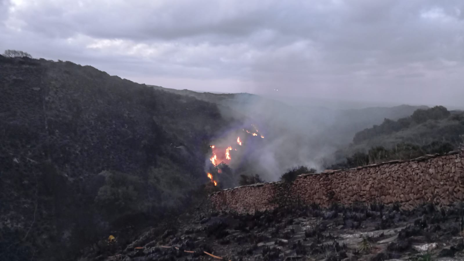 Un incendi agrícola crema 4'5 hectàrees de càrritx i matoll a Es Mercadal