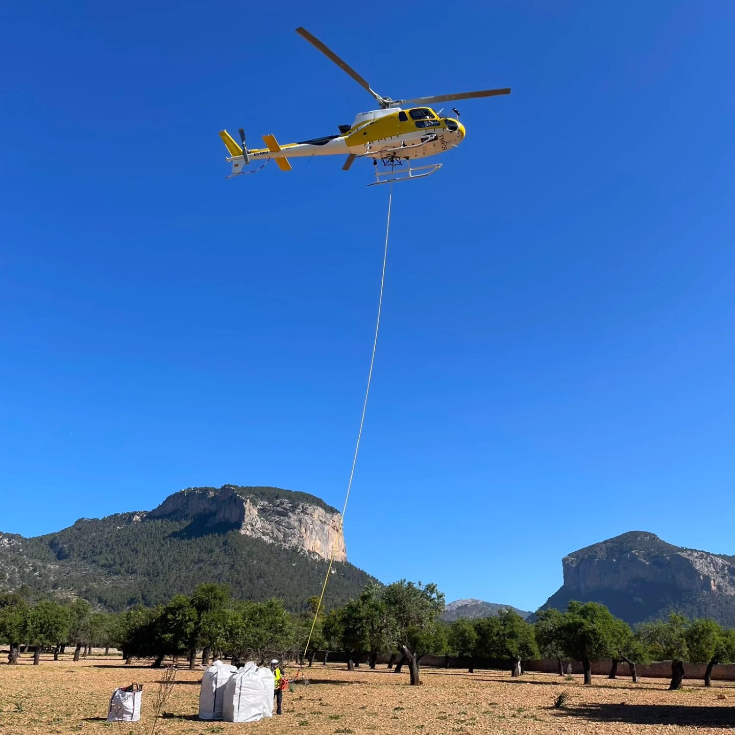 Un helicòpter ajuda a baixar els residus acumulats en el Castell d'Alaró