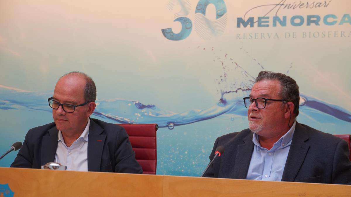 El Consorci de Residus i Energia de Menorca ha informat avui en roda de premsa de l'estat de diverses actuacions en matèria de prestació de serveis de recollida i gestió de residus a l'illa de Menorca. La roda de premsa ha estat encapçalada pel president del Consorci de Residus i Energia de Menorca, Simón Gornés, acompanyat del director insular de Medi Ambient, Mateu Ainsa.