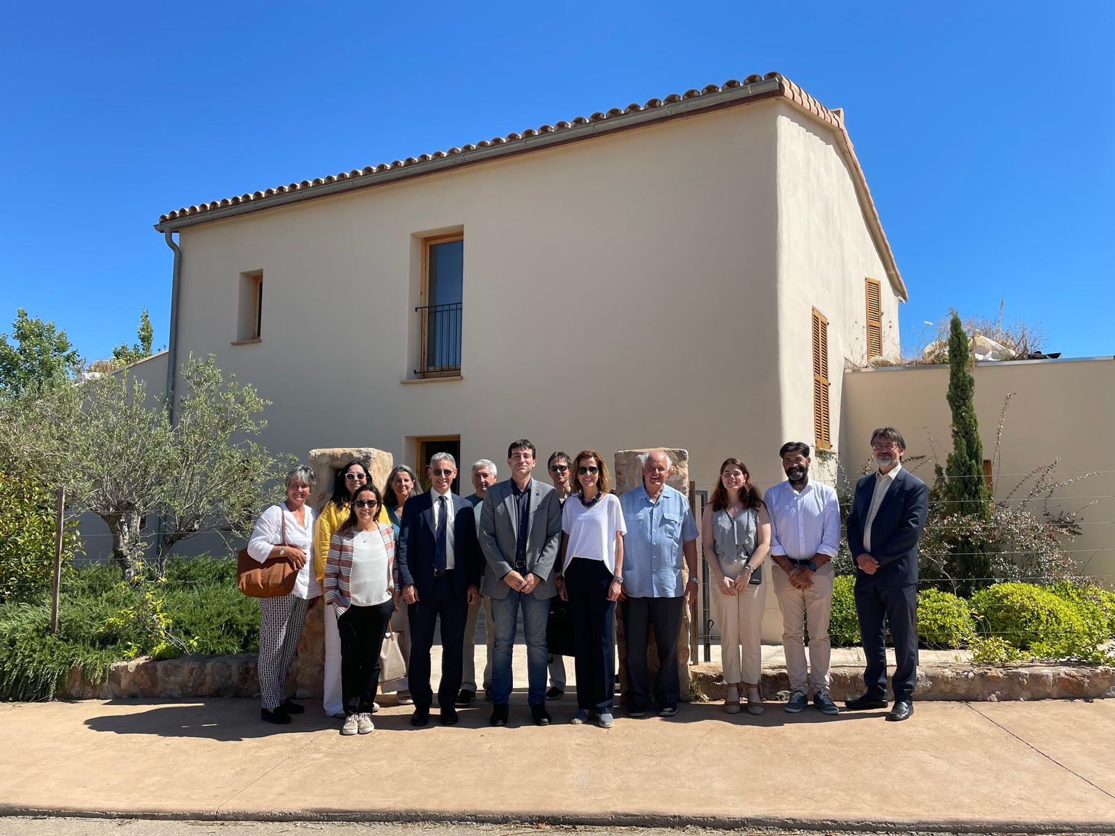 El comitè de seguiment del programa FEDER ha visitat el dijous 13 de juny l’edifici de Ca ses Llucies, un antic habitatge de construcció tradicional que ha estat objecte d'un projecte de rehabilitació constructiva i energètica finançat amb fons europeus, amb l'objectiu de convertir-se en un exemple d'espai sostenible, intel·ligent i saludable (SIS). S’hi ubica el centre SmartUIB, perquè serveixi de laboratori d’investigació i innovació com a referent internacional en projectes de sostenibilitat i transferibilitat. El projecte de rehabilitació ha tingut un cost de 586.882,19 euros, amb cofinançament del programa operatiu del Fons europeu de desenvolupament regional (FEDER) 2014-2020 de les Illes Balears. Les obres es varen dur a terme entre el 2015 i el 31 d’agost de 2020. El projecte va consistir en la rehabilitació constructiva i energètica de l'edifici de Ca Ses Llucies, d'una superfície aproximada de 250 m2 dividida en dues plantes, i el seu entorn més proper, de 1.000 m2 de superfície, aproximadament. El centre, a més de convertir-se en la seu de SmartUIB, és en si mateix un laboratori d'innovació referent en edificis amb aquestes característiques. A la visita han assistit el vicerector de Política Científica i Investigació, Víctor Homar; la vicerectora d’Innovació i Transformació Digital, Loren Carrasco, i la Gerenta de la UIB, M. Consolación Hernández, juntament amb representants de la Comissió Europea, Valentina Corsetti i Diego Villalba, directors generals regionals; del Ministeri d’Hisenda, amb la directora general de Fons Europeus, Esperanza Samblás, i del Govern de les Illes Balears, representat per Bàrbara Barceló, directora general de Fons Europeus. També hi han assistit Raquel Puente, cap de secció de la SG de Gestió del FEDER del Ministeri d’Hisenda; Claudio Pérez-Olea, vocal assessor de la SG FEDER del Ministeri d’Hisenda; Fernando Romera, cap de departament de Fons Europeus del Govern, i Pilar Gomila, responsable de Comunicació de Fons Europeus del Govern. Per part de la UIB, Bartomeu Serra, catedràtic d’universitat de l’Àrea de Ciències de la Computació i Intel·ligència Artificial, i els senyors Antoni Arbona, cap del Servei de Coordinació Econòmica i Projectes Institucionals, i Antoni Sola, membre del servei d’Infraestructures TIC. A més, amb la rehabilitació de Ca ses Llucies, la UIB ha aconseguit un impacte en la comunitat universitària i en la societat des de diferents vessants: des de la innovació i la transferència a la demostració, passant per la pedagogia professional i social. Per una part, permet que la Universitat disposi d'una infraestructura per millorar la innovació en el camp de la sostenibilitat en la construcció. Per una altra part, permet recuperar i augmentar el patrimoni de la Universitat i, alhora, donar exemple i mostrar a la societat que és possible construir (tant obra nova com rehabilitació) de manera més eficient i amb criteris de sostenibilitat i de salut. Això també és exportable cap al sector del turisme de la nostra regió: permet anar cap al concepte de la millora del turisme sostenible, que permetrà millorar la qualitat i acostarà encara més cap a l’excel·lència aquesta indústria fonamental per a l'economia balear. Als beneficis anteriors cal sumar-los l’impacte pedagògic i de formació dins la indústria balear.