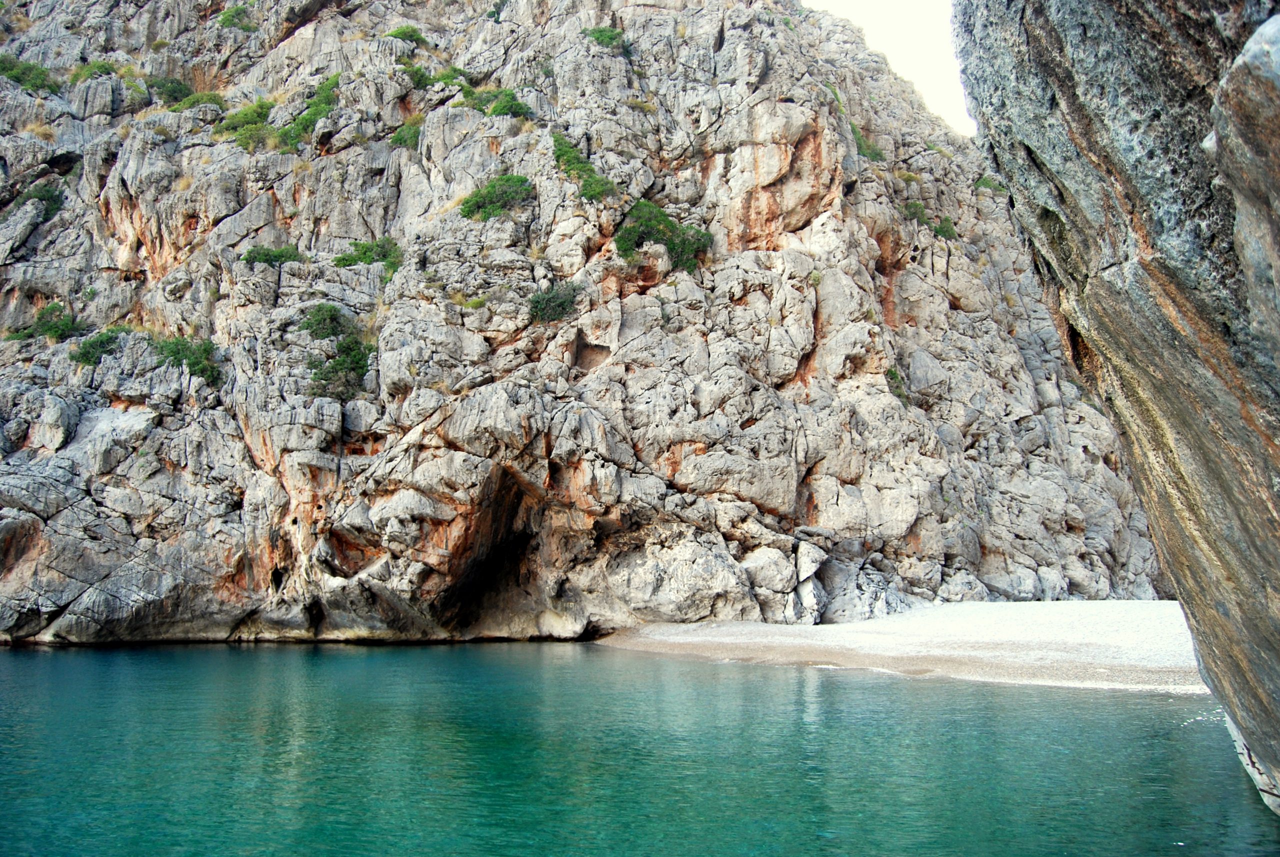 La Conselleria d'Agricultura, Pesca i Medi Natural, a través de la Direcció General de Medi Natural i Gestió Forestal, ha començat el procediment de modificació del Pla d'Ordenació dels Recursos Naturals (PORN) i la redacció del nou Pla Rector d'Ús i Gestió (PRUG) del Paratge Natural de la Serra de Tramuntana i del Parc Natural de ses Salines d'Eivissa i Formentera. En aquest sentit, el conseller d'Agricultura, Pesca i Medi Natural, Joan Simonet, ha assenyalat que «continuam amb l'objectiu principal de posar ordre a la gestió dels espais naturals de les Illes Balears, posant al dia tots els seus plans de gestió. És fonamental tenir els PORN i els PRUG en vigor, ja que han d'estar actualitzats a les necessitats ambientals i a l'ús públic que la població pugui fer d'aquests espais». La renovació d'aquests instruments de planificació i gestió s'inicia demà, dia 31 d'agost, amb la publicació al BOIB de la resolució signada pel conseller Simonet. A partir d'aquest moment s'obre un període de participació pública prèvia a través del portal de transparència, en què totes les aportacions fetes es tendran en compte a l'hora de redactar aquests instruments d'ordenació i gestió. Cal recordar que la Llei 5/2005, de 26 de maig, per a la conservació dels espais de rellevància ambiental, indica que els PORN s'han de revisar cada 12 anys, mentre que els PRUG, cada 10. En el cas de la Serra de Tramuntana, l'actual PORN es va aprovar el 2007 i avui dia aquest espai no té PRUG. Per tant, fa cinc anys que s'hauria d'haver revisat el PORN i fa 17 anys que s'hauria d'haver aprovat el PRUG. A més, s'ha de destacar que dins la zonificació de la Serra de Tramuntana s'hi troben dos monuments naturals com són ses Fonts Ufanes i el torrent de Pareis. Aquests dos espais inclosos dins el PORN de Tramuntana comptaran ara amb dos plans especials de conservació per a una millor gestió, que contemplarà la idiosincràsia de cada monument natural. Per altra banda, també s'inicia la revisió del PORN i del PRUG del Parc Natural de ses Salines d'Eivissa i Formentera. El PORN vigent és de l'any 2002 i el PRUG, de l'any 2005. D'aquesta manera, s'haurien d'haver revisat fa deu i nou anys, respectivament. Els plans d'ordenació dels recursos naturals regulen, en funció de la capacitat de càrrega i els objectius de conservació de l'espai, la possibilitat d'admetre, a més d'activitats del sector primari, altres usos compatibles amb els objectius de conservació. Per altra banda, els plans rectors d'ús i gestió despleguen les directrius del pla d'ordenació dels recursos naturals i estableixen la previsió de les actuacions que s'han de dur a terme. En particular, les relatives a investigació, ús públic, i protecció i millora dels valors ambientals i promoció socioeconòmica.