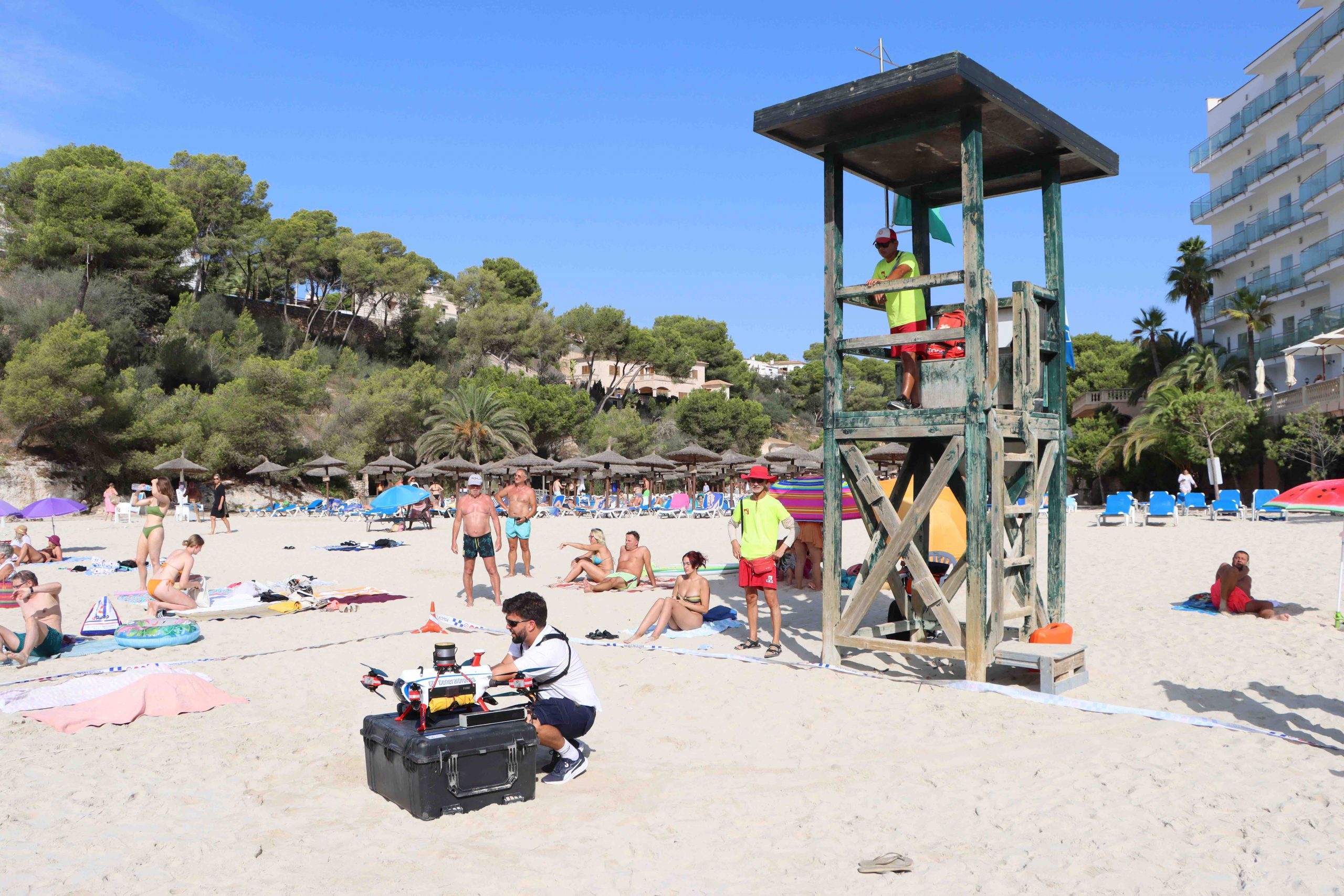 Presentat a Santanyí un dron capaç d'inflar i lliurar un salvavides a una persona en perill