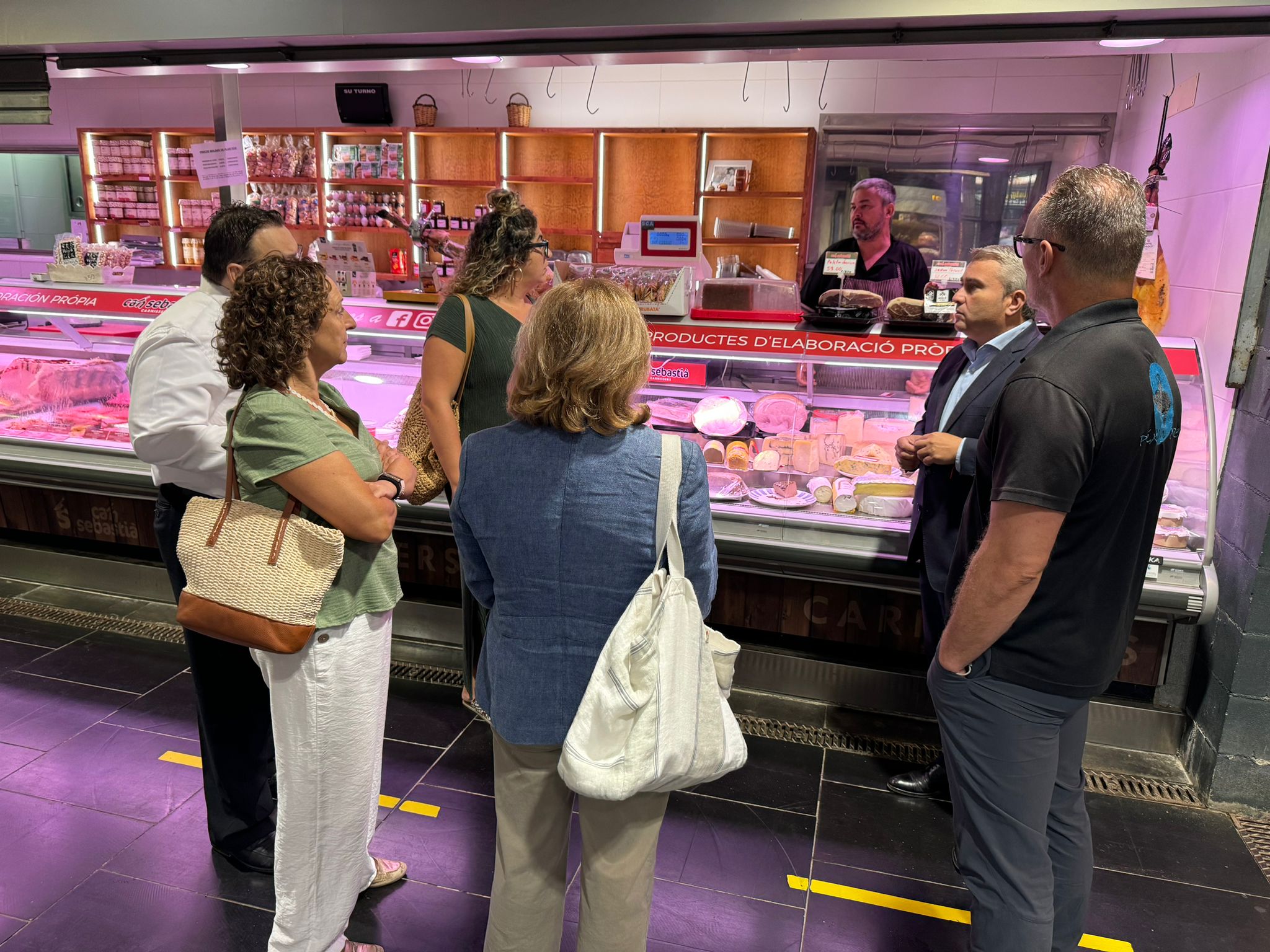 L'Ajuntament d'Inca, en col·laboració amb Mercat d'Inca S.L., ha posat en marxa una sèrie d'obres de millora i renovació a l'edifici del Mercat Cobert, amb l'objectiu d'actualitzar les instal·lacions i reparar diversos desperfectes. Aquestes actuacions tenen com a finalitat principal garantir la funcionalitat i el manteniment d'un espai clau per a la ciutat. Una de les millores més destacades ha estat la instal·lació de tancaments interiors de policarbonat per prevenir l'entrada d'aigua, solucionant així un problema que afectava la conservació de l'edifici. A més, s'ha renovat el sistema de bombes d'aigües fecals, assegurant un correcte funcionament del sistema de sanejament. Millores en seguretat i accessibilitat Durant les pròximes setmanes, es duran a terme tasques de manteniment i conservació de la fusteria interior i exterior de l’edifici. A aquestes actuacions s'hi suma la instal·lació de noves càmeres de videovigilància a les diferents plantes del mercat, amb l'objectiu de reforçar la seguretat. A l'exterior de l'edifici, també s’han realitzat millores en la il·luminació dels voltants i de la plaça del Mercat Cobert. Aquestes actuacions no només augmentaran la visibilitat i la seguretat de l'espai, sinó que contribuiran a embellir l'entorn. Novetats en l’aparcament i serveis per a vehicles elèctrics D'altra banda, Mercat d'Inca S.L. ha instal·lat nous caixers automàtics a l'aparcament del mercat, els quals permeten el pagament amb targeta i altres dispositius electrònics, facilitant així l'experiència dels usuaris. A més, s’han habilitat punts de recàrrega per a vehicles elèctrics, responent a la creixent demanda de solucions més sostenibles. Reforma de la zona de càrrega i descàrrega Una altra de les actuacions pendents és la reforma de la zona de càrrega i descàrrega, situada al carrer Born. Aquesta millora, que serà executada per l’empresa adjudicatària del supermercat, pretén optimitzar l’accessibilitat i l’aspecte d'aquest vial, millorant la circulació i les operacions de transport al mercat. Amb aquestes reformes, l'Ajuntament d'Inca reafirma el seu compromís amb la millora de les infraestructures públiques i la modernització del Mercat Cobert, un espai vital per a l'activitat comercial i social de la ciutat.