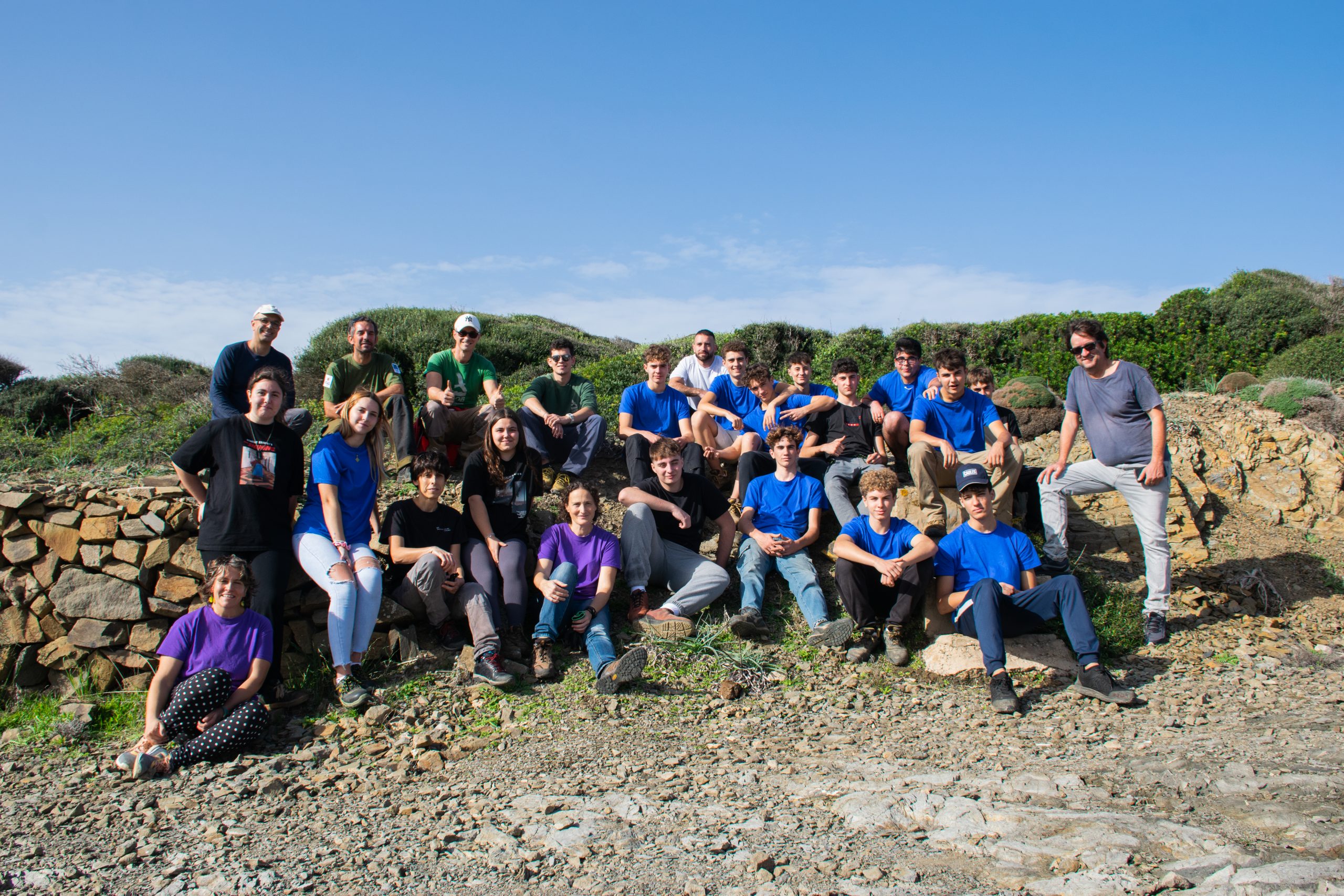 El Consell Insular de Menorca, en col·laboració amb el GOB i els alumnes del mòdul de jardineria de l’IES Pascual Calbó, ha dut a terme la plantació de 160 exemplars de socarrell balear (Astragalus balearicus) a Favàritx. Aquesta acció s’emmarca en les mesures correctores per minimitzar l’impacte ambiental derivat de la construcció del futur aparcament projectat a la zona. Els socarrells, una espècie endèmica de Menorca i Mallorca, han estat cultivats al viver del GOB a partir de llavors recollides a la mateixa àrea afectada pel projecte. Tècnics del Parc Natural de s’Albufera des Grau, representants del GOB i estudiants han col·laborat en aquesta reintroducció, que assegura la preservació de l’espècie en el seu hàbitat natural. El conseller de Medi Ambient, Reserva de Biosfera i Cooperació, Simón Gornés, ha subratllat la importància d’implementar mesures preventives abans que es produeixi un impacte ambiental: “Aquest projecte no només compensa els efectes del futur aparcament, sinó que també fomenta la implicació de la comunitat educativa i promou la conscienciació sobre la protecció de la biodiversitat local.” Mesures correctores per preservar el socarrell balear L’avaluació ambiental del projecte del futur aparcament va identificar l’afectació directa sobre el Astragalus balearicus, especialment per la construcció de la rampa d’accés. Per minimitzar aquest impacte, s’han adoptat dues mesures correctores: Reproducció de nous exemplars a partir de llavors recollides a la zona afectada, amb un objectiu inicial de 200 plantes, de les quals ja s’han cultivat amb èxit 160. Trasllat dels exemplars existents a altres espais del Parc Natural per garantir-ne la supervivència. Un itinerari educatiu per valorar l’espècie Els socarrells plantats formaran part d’un futur itinerari interpretatiu, on residents i visitants podran aprendre sobre aquesta espècie protegida i el seu paper en l’ecosistema menorquí. Aquesta iniciativa reforça l’objectiu de combinar la protecció del medi ambient amb l’educació i la sensibilització ambiental.