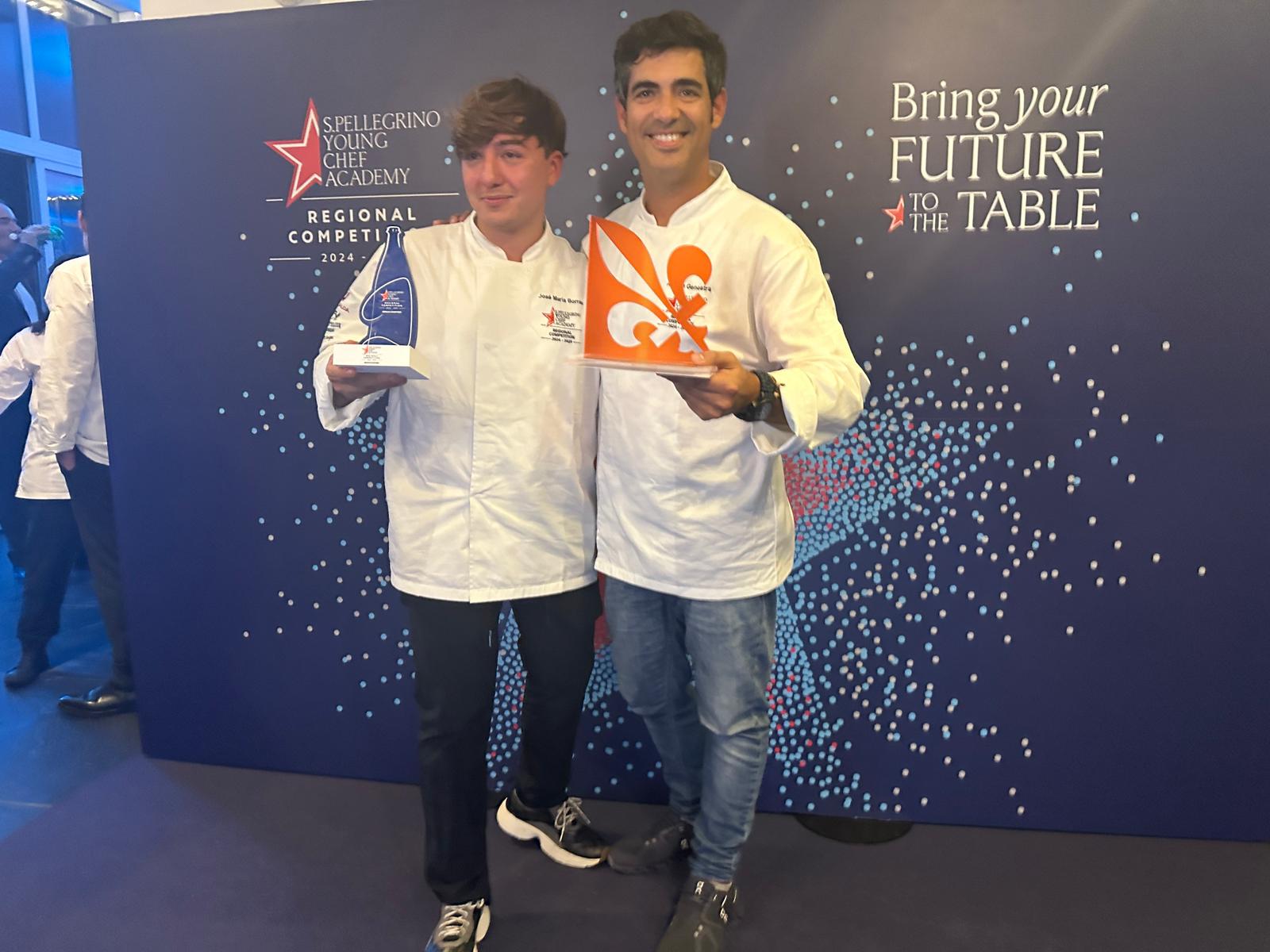 José María Borrás, jove xef de Menorca, ha estat reconegut com el millor xef jove de la regió ibèrica al certamen prestigiós de la S.Pellegrino Young Chef Academy, després de més de sis mesos de preparació intensa amb el mentor mallorquí Andreu Genestra. Amb aquest triomf, Borrás representarà Espanya i Portugal a la Gran Final Mundial de 2025, on competirà per ser reconegut com el millor xef jove del món. Per preparar-se per aquesta final, Borrás comptarà amb l’ajuda del nou mentor, el reconegut xef portuguès José Avillez, del restaurant Belcanto de Lisboa, guardonat amb dues estrelles Michelin. Amb la seva guia, Borrás perfeccionarà el seu plat estrella, Langosta i Cochinillo Balear, una innovadora creació que uneix els sabors del Mediterrani amb una aposta per la sostenibilitat i els productes locals. “El nostre plat uneix la tradició gastronòmica de Mallorca i Menorca, posant en valor els productes de les Illes Balears”, va explicar Borrás, emocionat pel reconeixement i conscient de la responsabilitat que implica. El jurat, format per xefs de gran prestigi com José Avillez, Quique Dacosta, Martina Puigvert i Rui Silvestre, va valorar el talent i compromís del xef menorquí, destacant la seva originalitat i respecte pel medi ambient en la seva proposta. Gràcies a aquesta visió culinària, Borrás no només ha guanyat un lloc en la final de Milà, sinó que també ha estat guardonat amb el Premi Acqua Panna a la Connexió en Gastronomia. Paral·lelament, la competició ha estat acompanyada pel Brain Food Forum, celebrat a Lisboa, on diverses figures destacades de la gastronomia ibèrica van debatre sobre qüestions clau per a les noves generacions de cuiners, com la identitat culinària, l’ambient de treball i el treball en equip. Aquesta trobada reforça el compromís de la S.Pellegrino Young Chef Academy amb la formació i la creació de connexions entre els talents emergents de la cuina mundial.