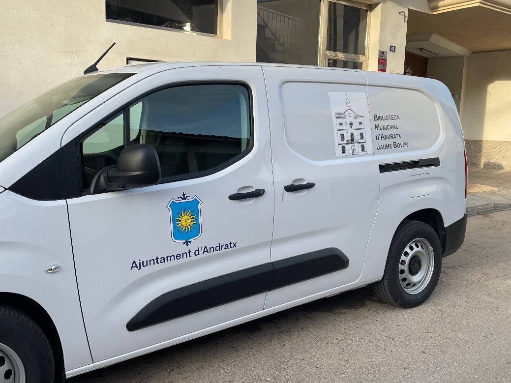 Andratx inicia el servei de Bibliomòbil a s'Arracó i el port d'Andratx