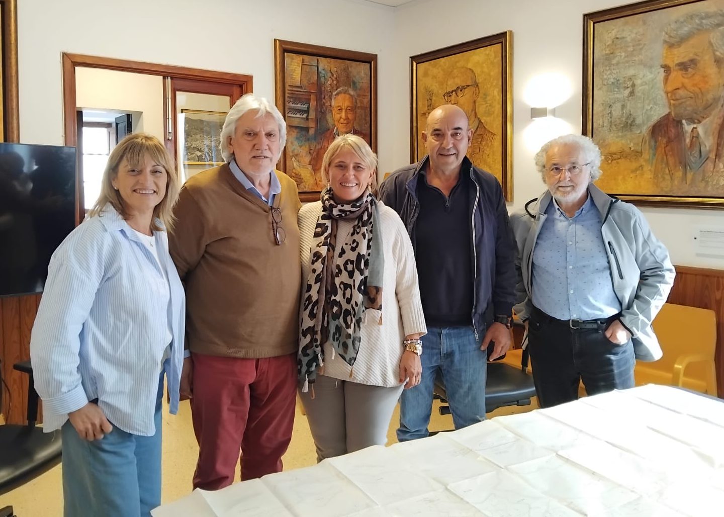 Climent Picornell dona un plànol històric de 1898 a l'Ajuntament de Bunyola