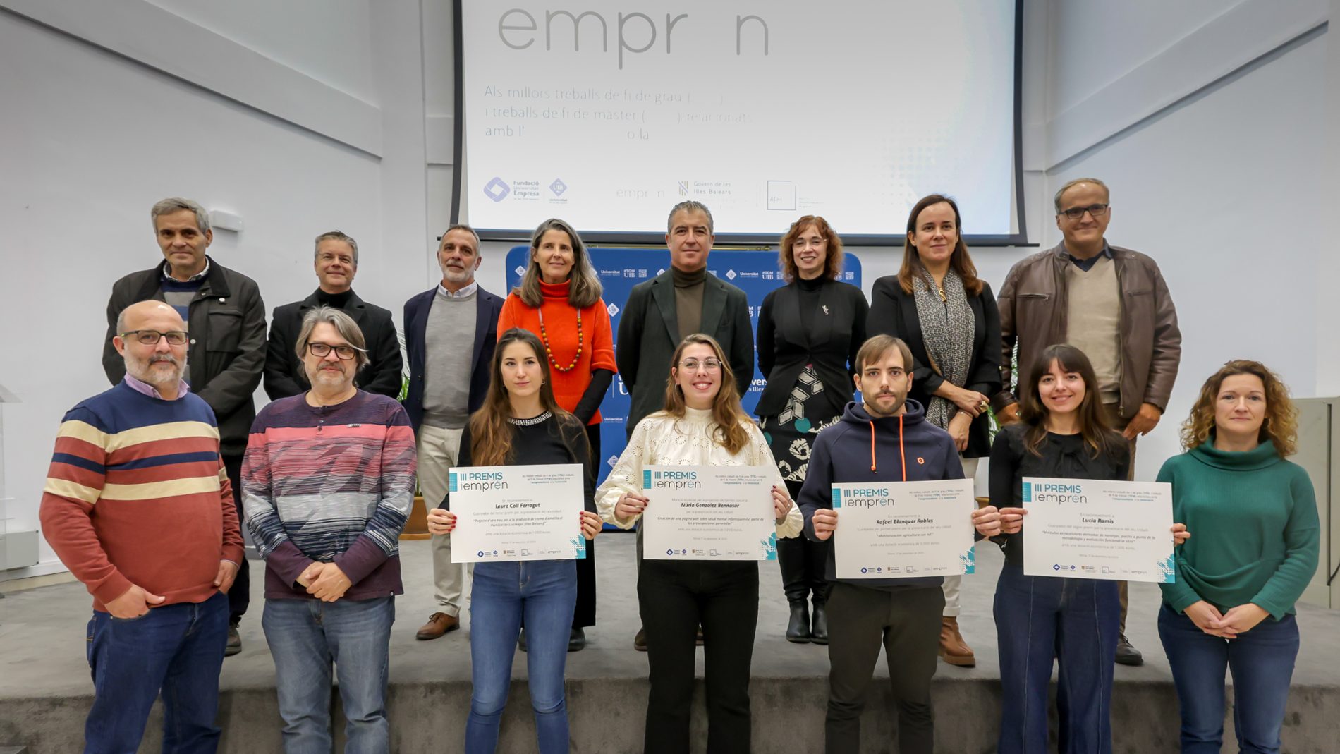 Un projecte que utilitza la tecnologia de l'Internet de les Coses (IoT) per millorar l'eficiència del reg en vinyes ha estat guardonat amb el primer premi dels III Premis Iemprèn 2024, un certamen destinat a reconèixer els millors treballs de final de grau i màster en els àmbits de l'emprenedoria i la innovació. L'acte, celebrat a la sala d'actes de Son Lledó, al campus de la Universitat de les Illes Balears (UIB), va comptar amb la presència de representants acadèmics i institucionals. Una solució sostenible per al sector agrícola El projecte premiat, titulat «Monitorització d'agricultura amb IoT», desenvolupat per Rafael Blanquer Robles, proposa un sistema innovador que combina sensors IoT, comunicació sense fil i anàlisi de dades al núvol per monitoritzar variables com la humitat del sòl, la temperatura i l'estrès hídric en temps real. El sistema, basat en tecnologies de codi obert, també inclou una aplicació React i quadres de comandament personalitzats amb Grafana per facilitar la gestió de dades als agricultors. Les proves realitzades han demostrat que aquesta solució permet reduir el consum d'aigua i detectar precoçment situacions d'estrès a les plantes, tot oferint una opció viable per a petits i mitjans productors. Altres projectes reconeguts El segon premi ha recaigut en Lucía Ramis, pel seu estudi sobre vesícules extracel·lulars derivades de taronges, que proposa una metodologia innovadora per aïllar aquestes estructures amb potencial terapèutic i diagnòstic. Aquest treball obre la porta a l'optimització de recursos vegetals per a aplicacions biomèdiques. El tercer premi ha estat per a Laura Coll Ferragut, que ha dissenyat un projecte per a la creació d'una planta de producció de crema d'ametlla a Llucmajor. Aquest projecte combina sostenibilitat i rendibilitat econòmica, amb la previsió de produir 651.750 pots anuals i generar un benefici net de prop de mig milíó d'euros. Menció especial a l'àmbit social També s'ha concedit una menció especial a Núria González Bennasar, que ha desenvolupat una pàgina web dedicada a la salut mental infantil i juvenil. Basant-se en les preocupacions recollides de 282 pares i mares, la plataforma ofereix informació basada en evidències sobre aspectes emocionals i acadèmics que afecten infants d'entre 6 i 12 anys. Promoció de l'emprenedoria universitaria Els Premis Iemprèn s'emmarquen dins les activitats de la Càtedra Iemprèn, una iniciativa de la Universitat de les Illes Balears amb el suport de l'Agència de Desenvolupament Regional de les Illes Balears (ADR). Aquesta càtedra, que ha format més de 2.500 persones i organitzat 120 tallers d'emprenedoria, té com a objectiu fomentar la creació de projectes innovadors i sostenibles en diversos àmbits del coneixement.