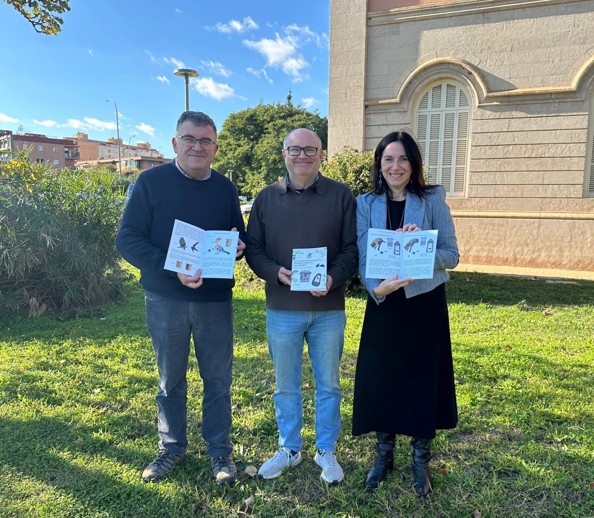 Una guia d'ocells i ratapinyades i el seu valor per al control de plagues forestals