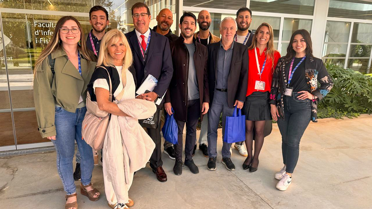 El projecte Erasmus+ IDEATION arriba a la seva fase final després d’una intensa col·laboració entre investigadors de la Universitat de les Illes Balears (UIB) i diverses entitats europees. L’objectiu ha estat impulsar l’economia circular en l’àmbit esportiu, fomentant la reducció de residus, la reutilització de materials i l’eficiència energètica en les activitats esportives. Una de les fites més destacades del projecte ha estat la creació d’una guia pràctica per a clubs esportius, que proporciona eines per adoptar pràctiques sostenibles. Aquesta guia inclou recomanacions sobre gestió de residus, optimització energètica, reciclatge i reutilització d’equipament esportiu, així com la promoció de nous llocs de feina centrats en la reparació d’equips. El Grup d’Investigació en Ciències de l’Activitat Física i l’Esport (GICAFE) de la UIB ha jugat un paper clau en el desenvolupament d’aquest projecte, treballant de la mà del Reial Club Nàutic de Palma en la implementació de mesures sostenibles. A més, la UIB ha establert nous vincles amb la Universitat Andrés Bello de Santiago (Xile), interessada en replicar iniciatives similars en els seus clubs esportius. Aquest projecte ha estat possible gràcies a la col·laboració de la UIB amb les entitats europees VšI Inovaciju Akademija (Lituània) i VšI Sporto Klubas "Miško takas" (Letònia), que han contribuït a la recerca i desenvolupament de solucions innovadores per a l’esport sostenible. Amb aquesta iniciativa, la UIB reafirma el seu compromís amb la sostenibilitat i la innovació en l’àmbit esportiu, i la guia pràctica elaborada serà difosa entre organitzacions esportives d’arreu d’Europa per fomentar bones pràctiques mediambientals en el sector.