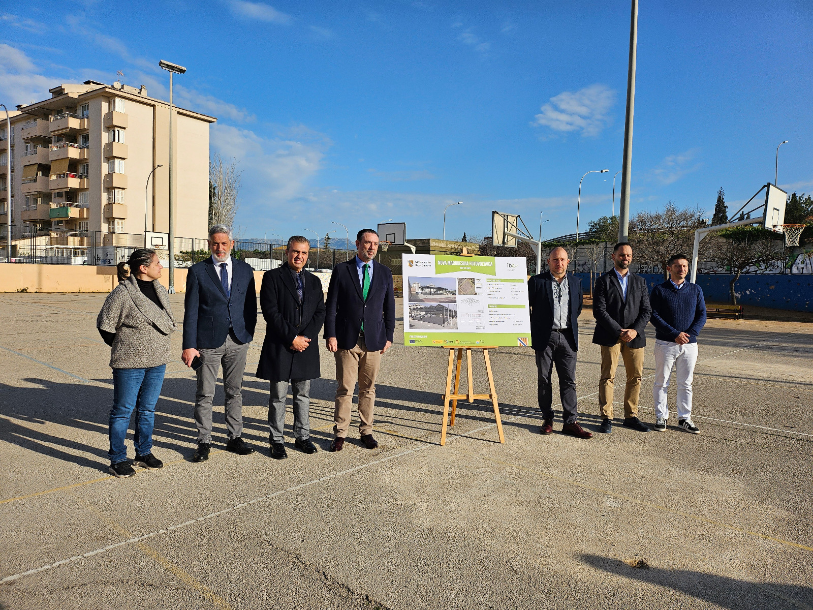 El Pla de Refugis Climàtics a les escoles preveu estructures per donar ombra als patis amb plaques fotovoltàiques a la coberta