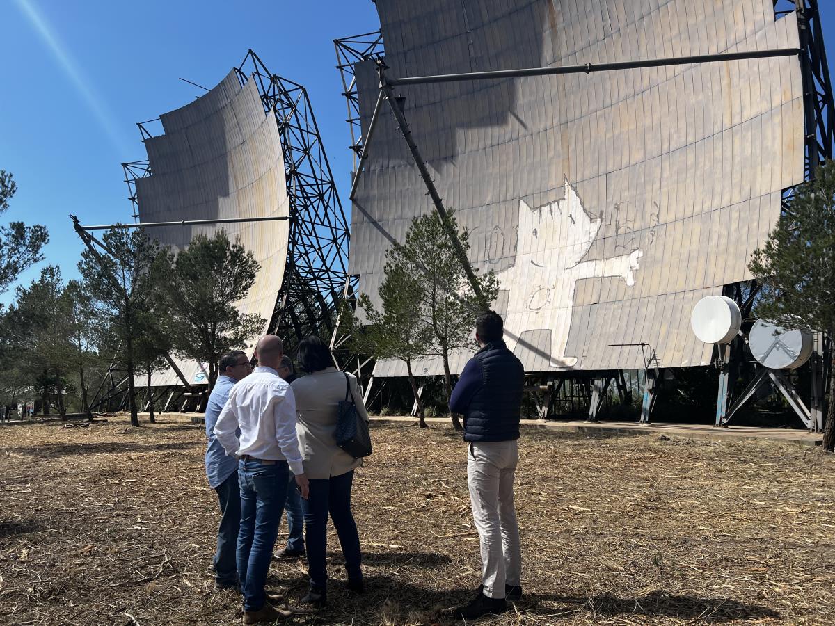 El Consell Insular de Menorca ha adjudicat el contracte per al disseny paisatgístic de la muntanya de s’Enclusa i la zona dels miradors de l’antiga base militar dels Estats Units a l’empresa Abril Consultoría Agroambiental. El projecte, ubicat al terme municipal de Ferreries, compta amb un pressupost de 14.850 euros (IVA no inclòs) i serà finançat a través del Pla de Sostenibilitat Turística de Menorca. L’actuació té com a objectiu ordenar l’espai natural per facilitar un ús públic controlat i segur, compatible amb la conservació dels valors ambientals i culturals. També es preveu recuperar el patrimoni històric-militar de la zona, integrar-lo en el relat del territori i garantir l’accessibilitat universal, tot respectant la normativa ambiental i lumínica de l’illa, inclosa la certificació Starlight. El projecte inclou diverses línies d’actuació: Miradors paisatgístics: es dissenyaran en punts elevats estratègics, amb plataformes de fusta o pedra seca, baranes de fusta o acer i panells interpretatius sobre la geologia, el paisatge, la història militar i el cel nocturn menorquí. Accessos adaptats: es milloraran els camins existents amb materials compactats i es garantirà l’accessibilitat amb rampes suaus, plataformes de descans i paviments antilliscants. També es preveu senyalització tàctil i en braille, així com rutes d’evacuació. Zones de descans i educació ambiental: s’ubicaran entre els miradors i disposaran de bancs, ombres, espais per a pícnic i informació sobre la Reserva de Biosfera, la fauna i flora, i l’ús històric del lloc, amb codis QR amb contingut multimèdia. Ús interpretatiu del patrimoni: s’ordenarà el recorregut per facilitar la contemplació del paisatge i l’observació del cel, amb circuits de passeig, rutes temàtiques, punts d’observació astronòmica i panells sobre la Guerra Freda i la presència americana a la base. Amb aquesta iniciativa, el Consell pretén compatibilitzar l’ús públic de s’Enclusa amb la conservació i la divulgació dels valors naturals i històrics de l’espai, dins un model de turisme sostenible i respectuós amb l’entorn.