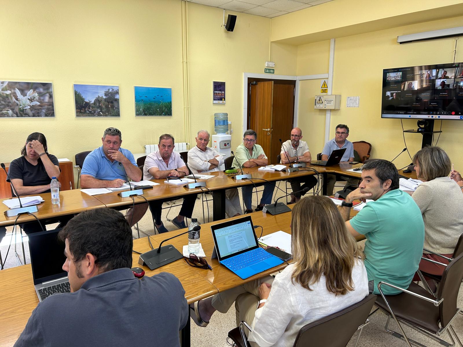 El sector de l’olivar de les Illes Balears ha acordat sol·licitar al Ministeri d’Agricultura, Pesca i Alimentació un règim especial per adaptar la gestió de la pinyolada i tenir en compte la insularitat en la normativa de comercialització de l’oli. La decisió s’ha pres avui durant la vuitena sessió de la Mesa de l’Olivar, celebrada a la Conselleria d’Agricultura, Pesca i Medi Natural, amb la presència del conseller Joan Simonet i del director general Fernando Fernández. La trobada s’ha fet a pocs dies de l’inici de la campanya de collita i ha reunit representants de les denominacions d’origen Oli de Mallorca, Oli de Menorca, la IGP Oli d’Eivissa, la DOP Oliva de Mallorca, consells insulars, cooperatives, tafones i organitzacions agràries. Un dels punts centrals de la reunió ha estat la gestió de la pinyolada, el subproducte que cada any genera prop de vuit milions de quilos a les Illes. Segons Fernández, la normativa actual suposa un problema per a les tafones, quan en realitat “la pinyolada, més que un residu, és un producte derivat que pot aportar nutrients als sòls i reduir la despesa en fertilització”. La Conselleria defensa que, amb un ús tècnicament adequat, aquest recurs contribueix a un model de producció més circular. L’altre eix de debat ha estat l’esborrany de la norma de comercialització de l’oli per a la campanya 2025-2026, en aplicació del reglament europeu de l’OCM. El sector balear planteja que s’excloguin les illes de l’obligació de retirar oli en el marc del mecanisme de crisi, ja que considera que les condicions insulars requereixen un tractament específic. Els primers contactes amb el Ministeri han estat “de comprensió i receptivitat”, ha assegurat Fernández, que confia que en els pròxims dies es pugui tramitar la sol·licitud formal.