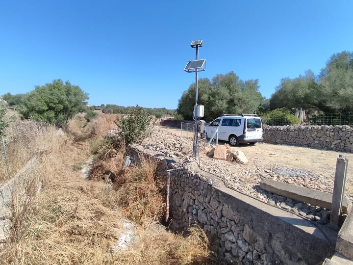 El sistema europeu de gestió d’emergències Copernicus (CEMS) ha integrat deu estacions hidromètriques del Centre RiscBal, l’Observatori de Riscos Naturals i Emergències de les Illes Balears, en el seu Centre de Recollida de Dades Hidrològiques (HDCC). Les estacions, instal·lades per la Universitat de les Illes Balears (UIB) en torrents de Mallorca, transmeten informació en temps real cada cinc minuts i permeten millorar la capacitat de predicció i alerta del Sistema Europeu d’Alertes d’Inundacions (EFAS). Amb aquesta incorporació, les dades generades a l’illa passen a formar part de la xarxa de vigilància hidrològica continental, un recurs clau per anticipar-se a fenòmens extrems i reforçar la gestió del risc d’inundacions. Des de la UIB es destaca que el projecte posa de manifest el valor científic i operatiu del Centre RiscBal, alhora que consolida el paper de la institució en la recerca i la transferència de coneixement en l’àmbit dels riscos naturals. Segons fonts universitàries, la col·laboració amb Copernicus contribueix a la resiliència climàtica de les Illes i obre la porta a noves línies d’innovació aplicada a la protecció civil i la gestió d’emergències a escala europea.