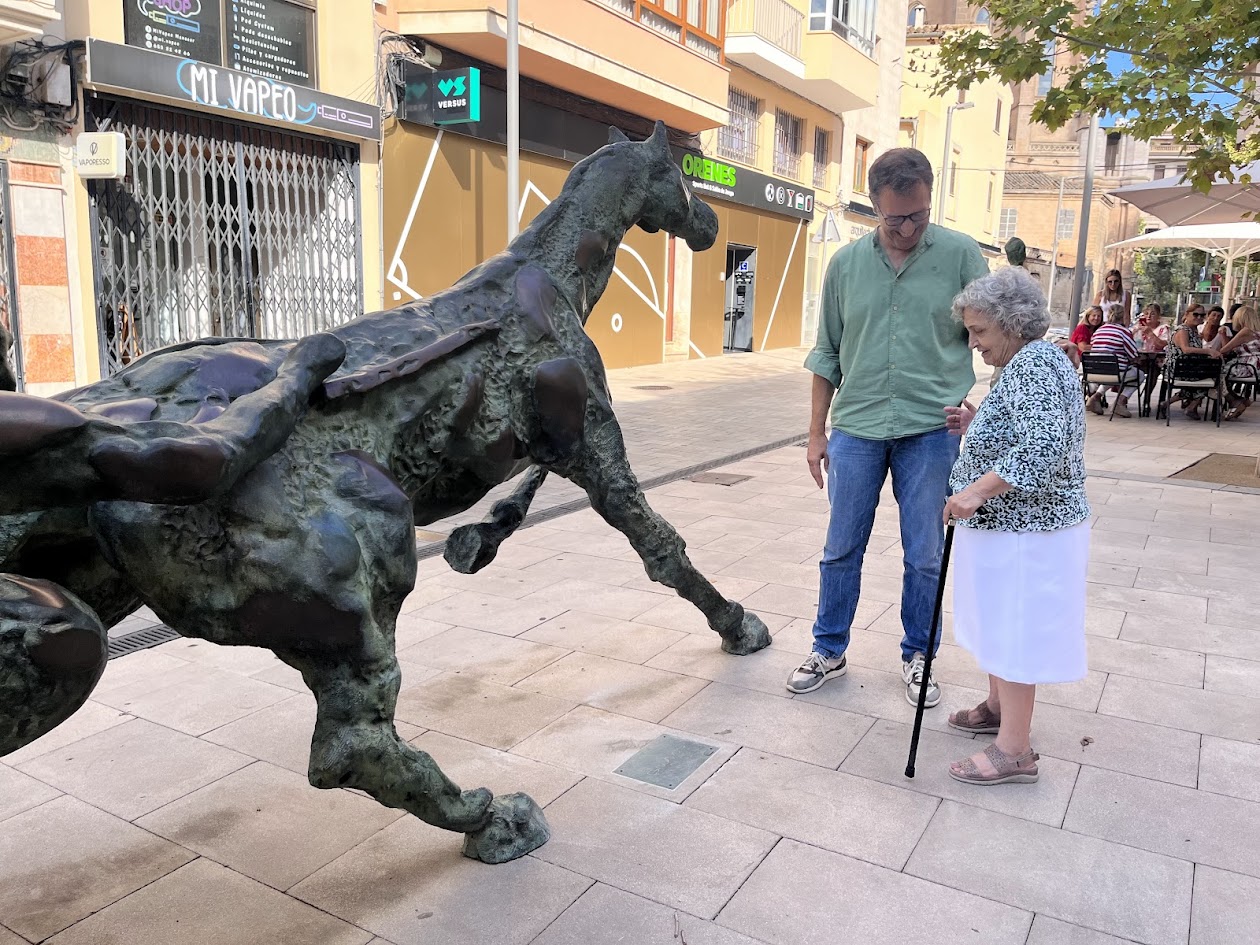 Manacor ret homenatge a Llorenç Ginard al costat de la seva escultura més emblemàtica